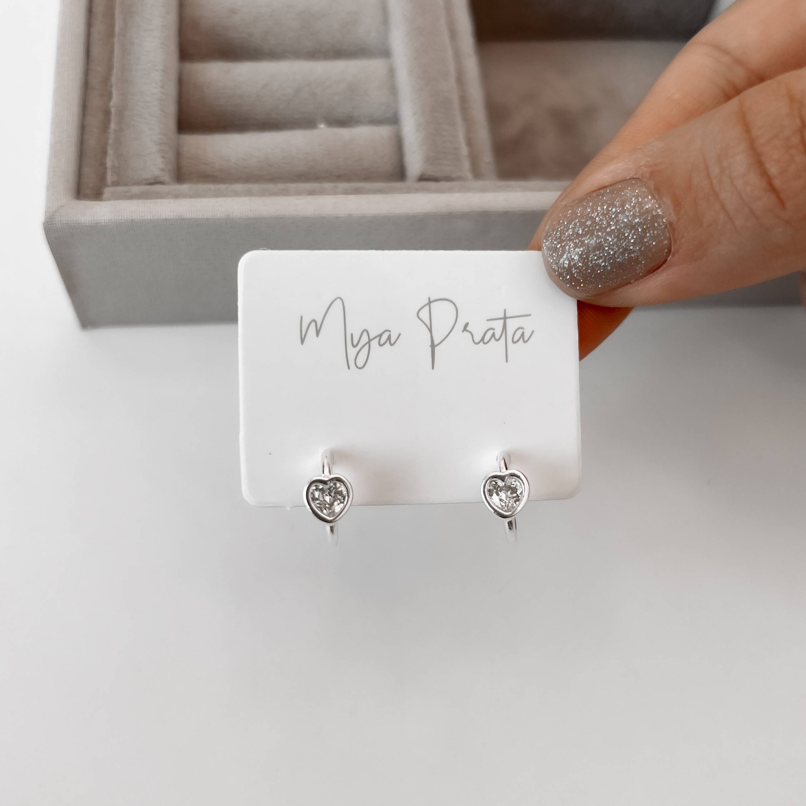 Imagem Secundária Brinco meia argola com zircônia coração 11mm tarraxa