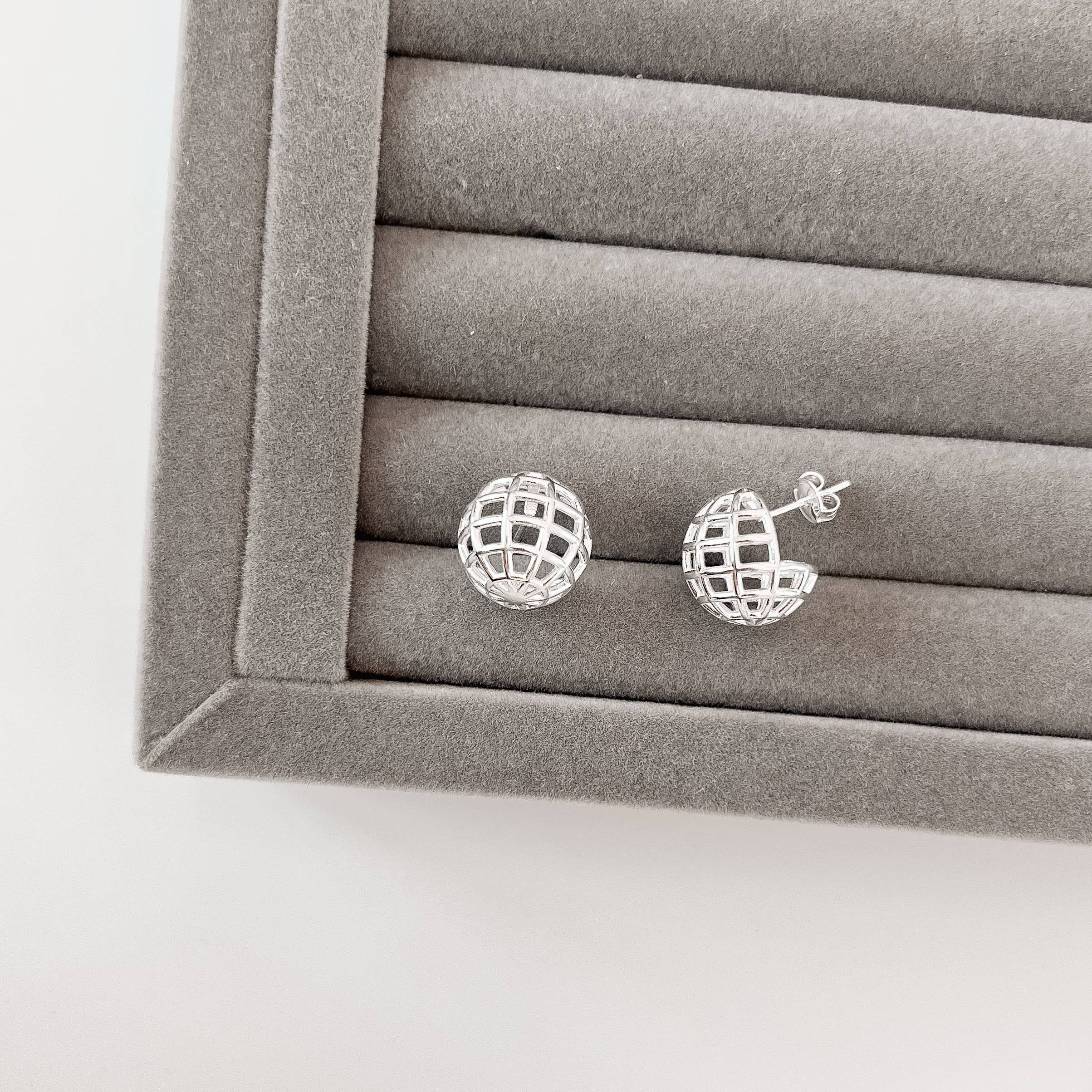 Imagem Secundária Brinco bola vazada 15mm