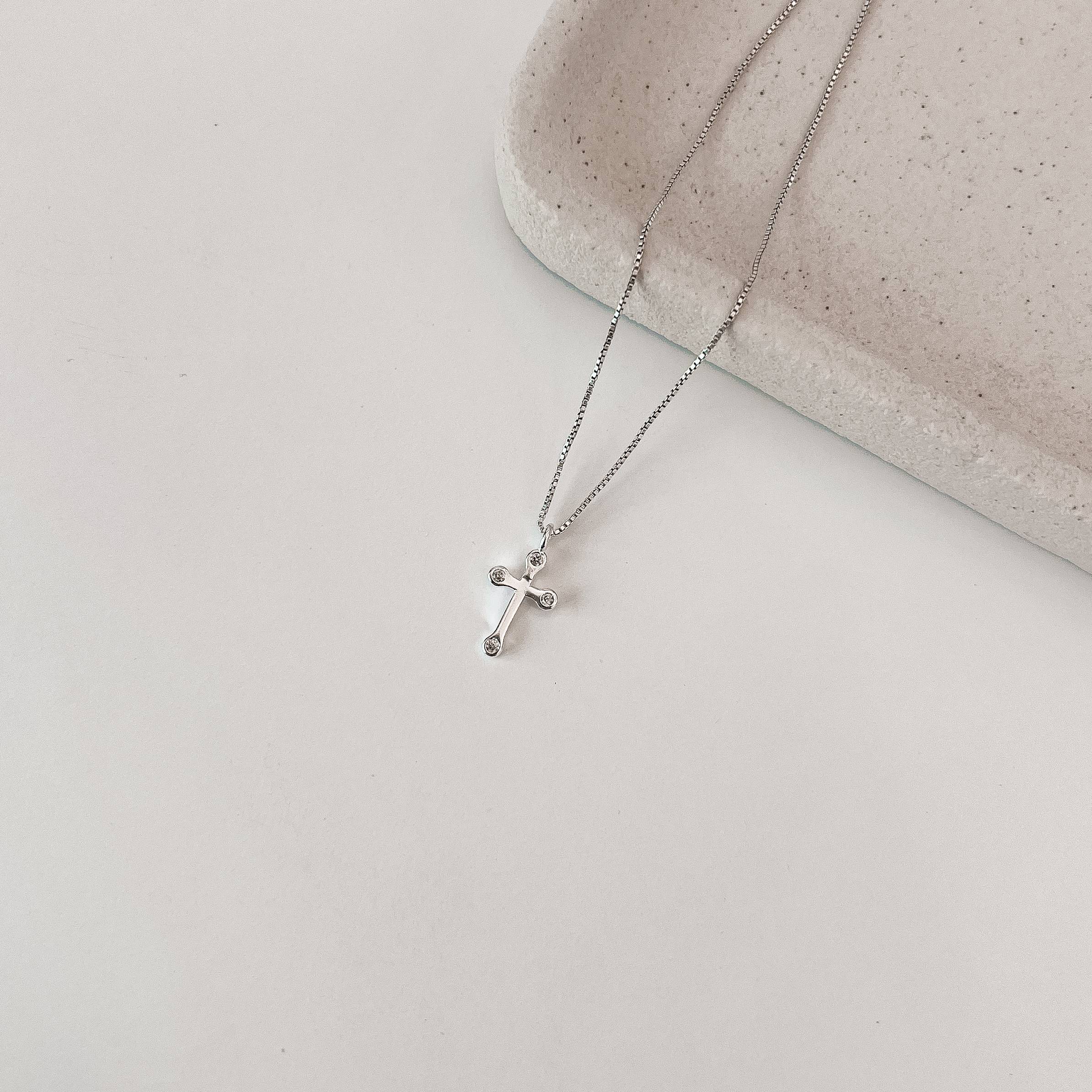 Colar pingente cruz com zircônias 13mm 45cm