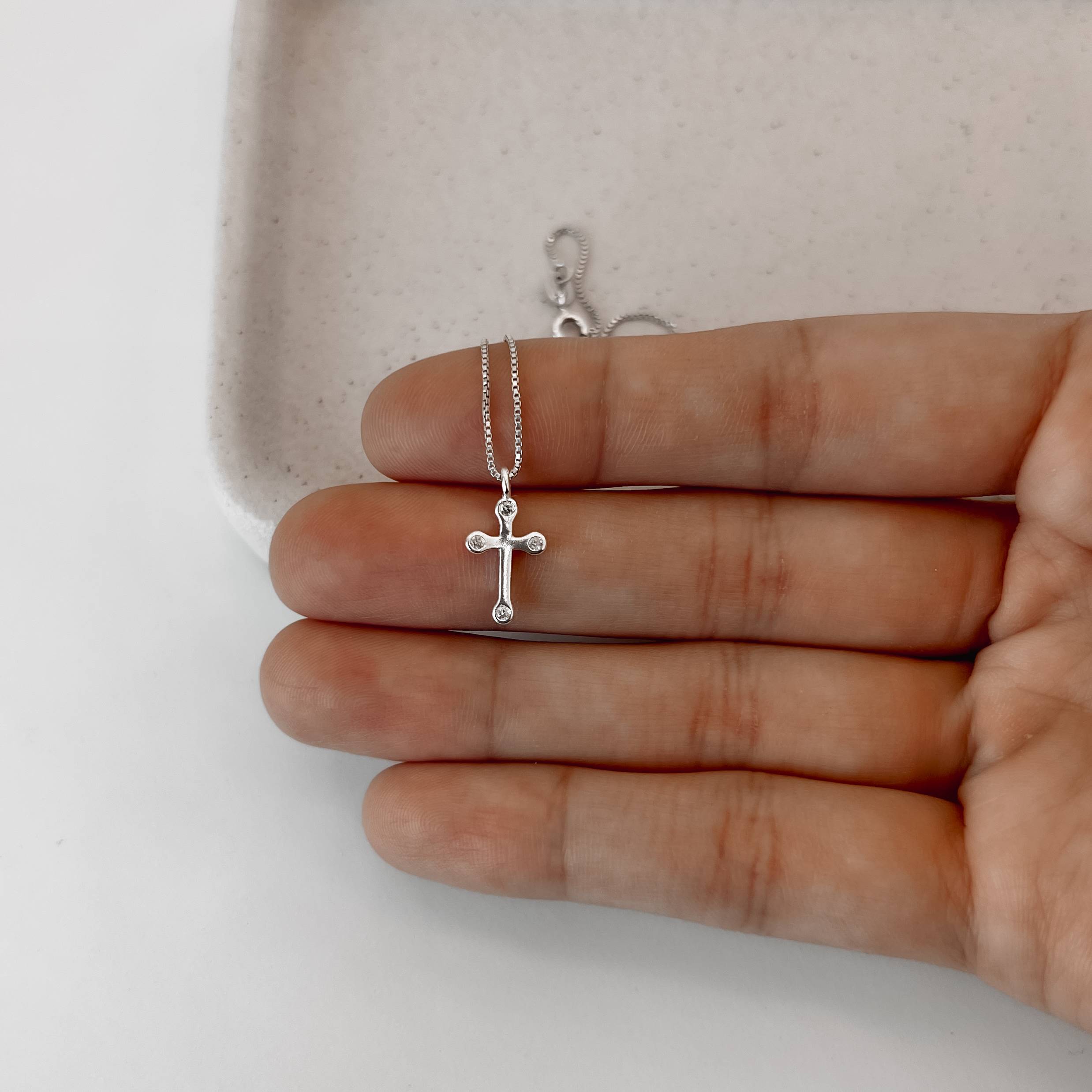 Imagem Secundária Colar pingente cruz com zircônias 13mm 45cm