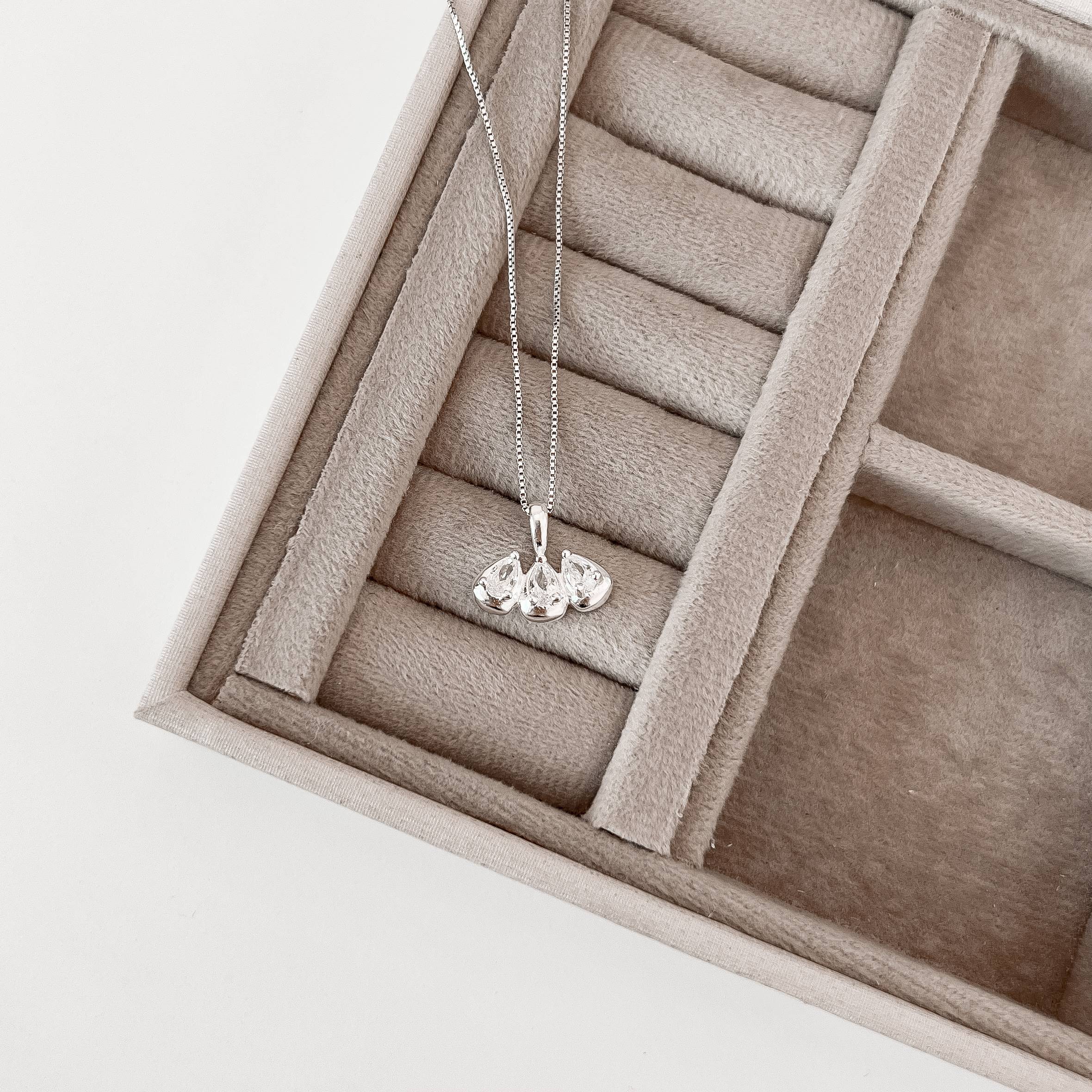 Colar pingente 3 zircônias gota 16mm 45cm