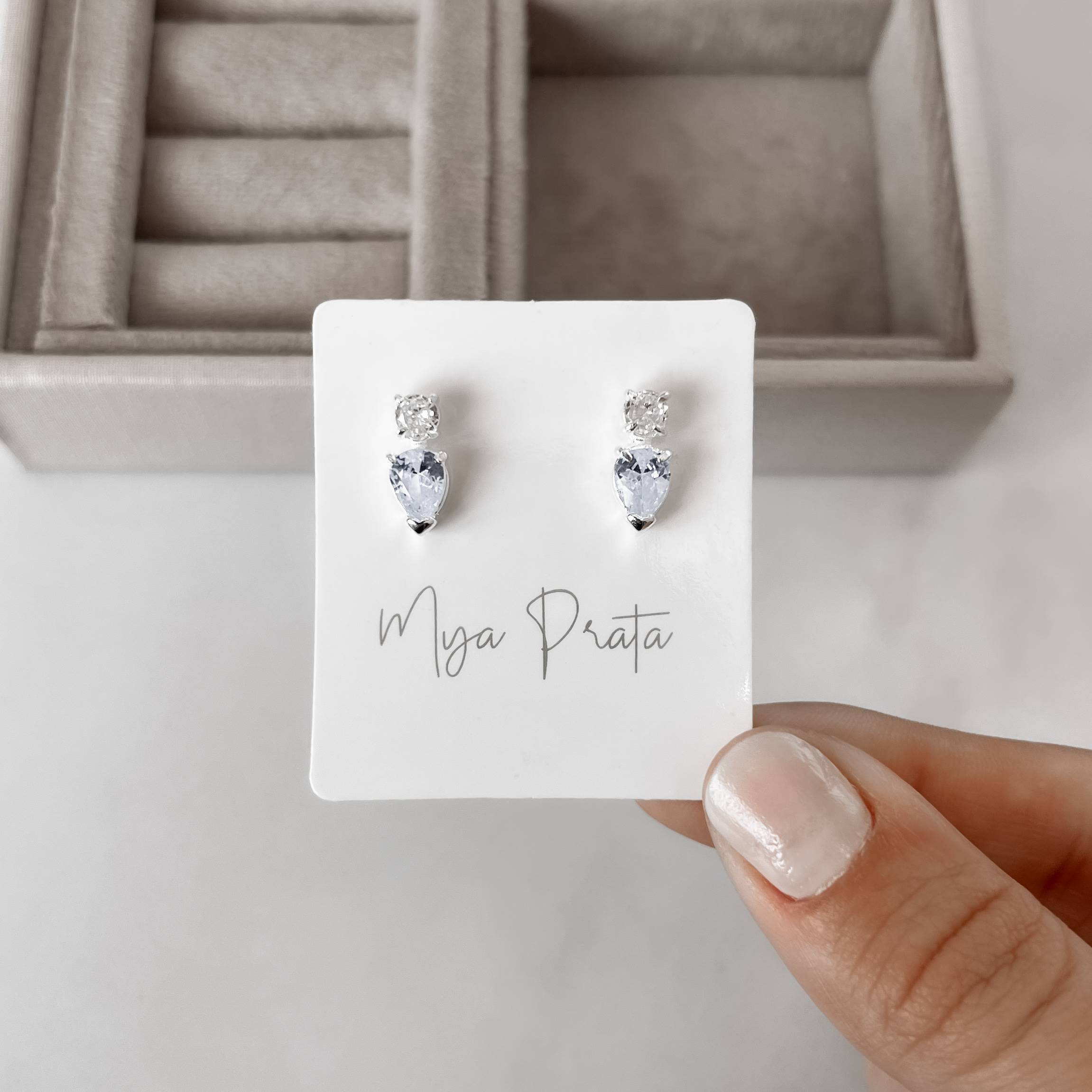 Brinco zircônias redonda cristal e gota cinza 13mm