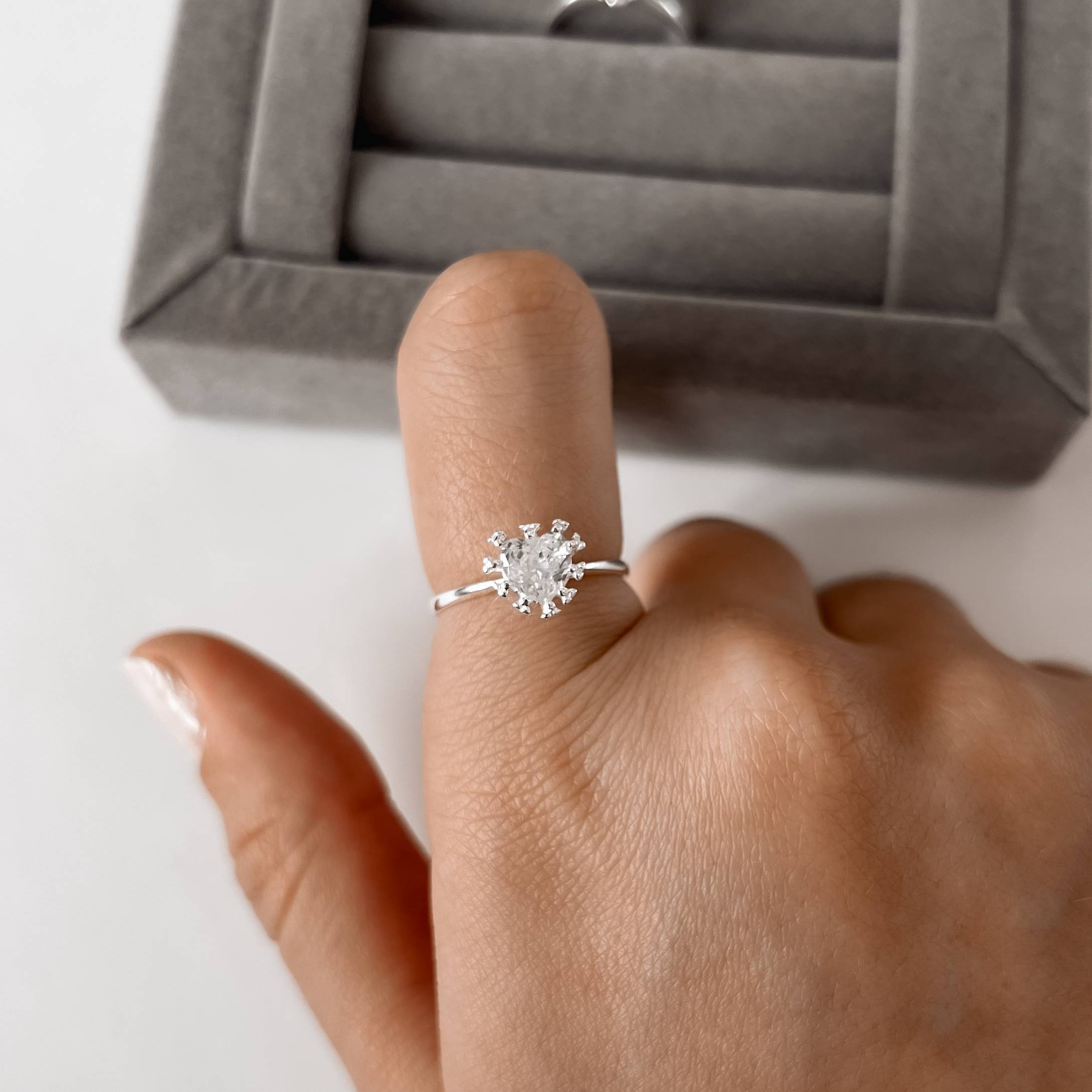 Imagem Anel solitário zircônia coração com detalhes