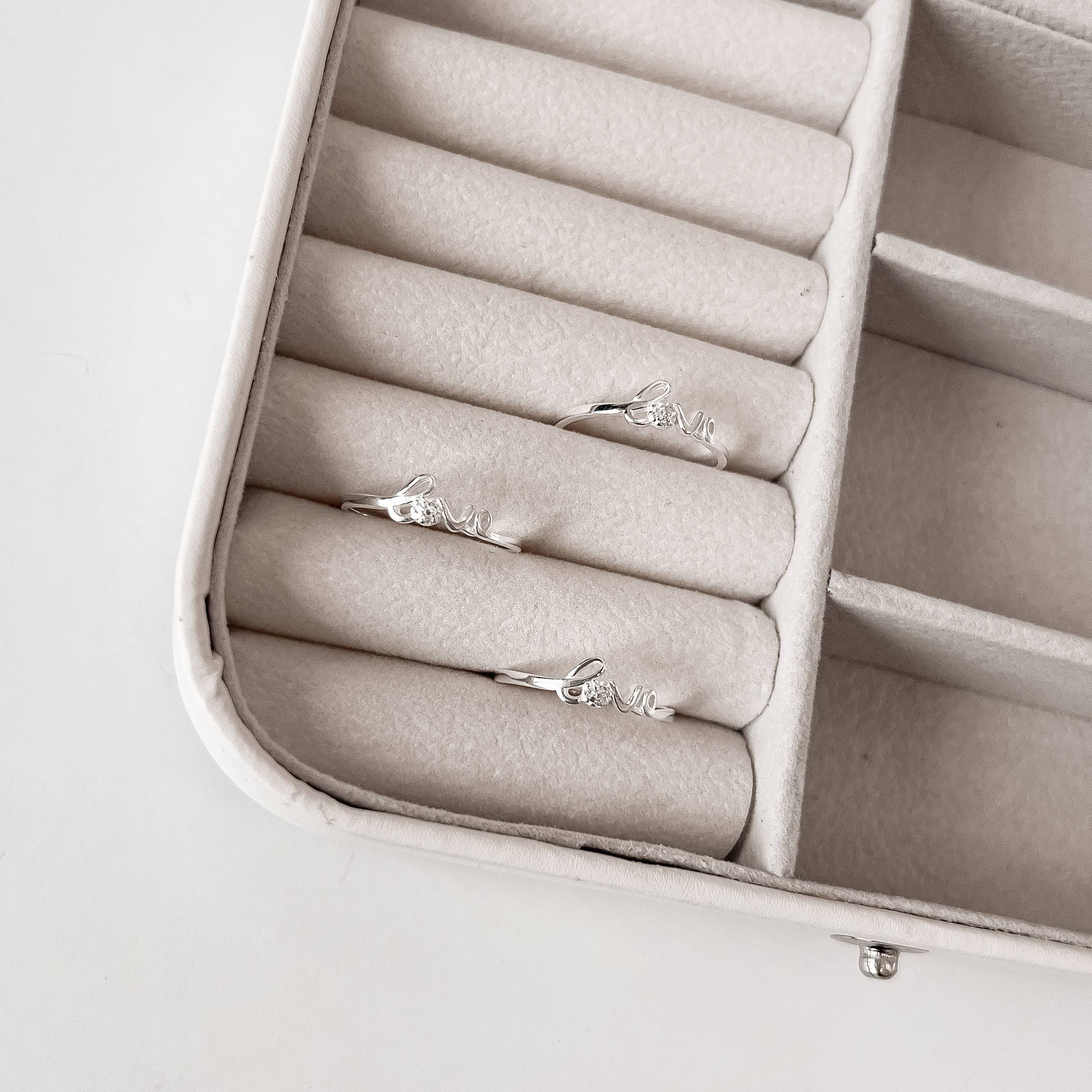 Imagem Anel love detalhe zircônias