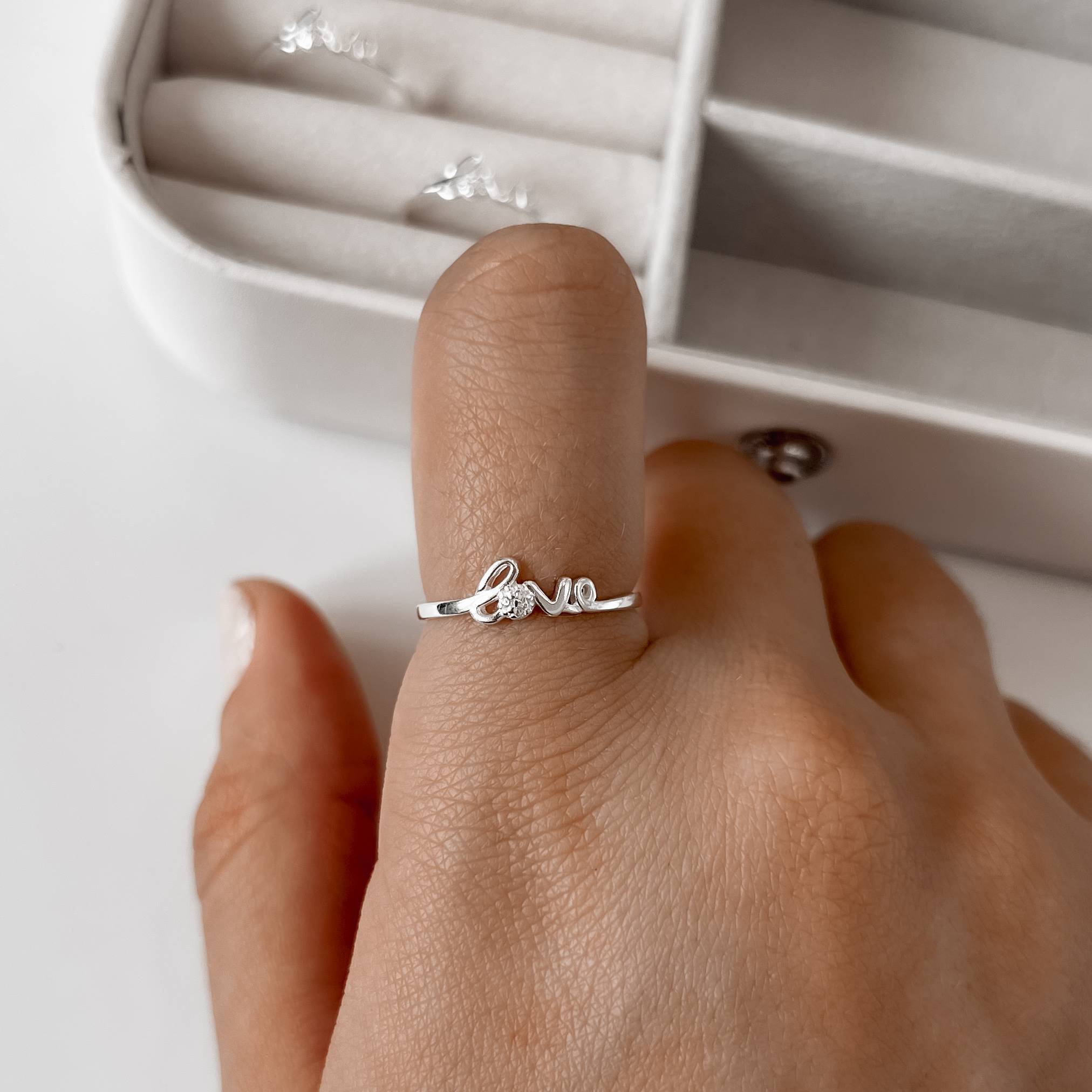 Imagem Secundária Anel love detalhe zircônias