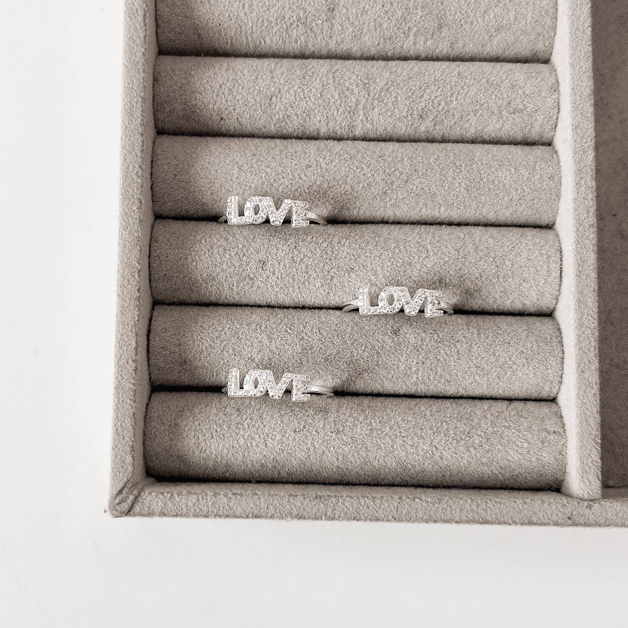 Imagem Anel escrito love cravejado