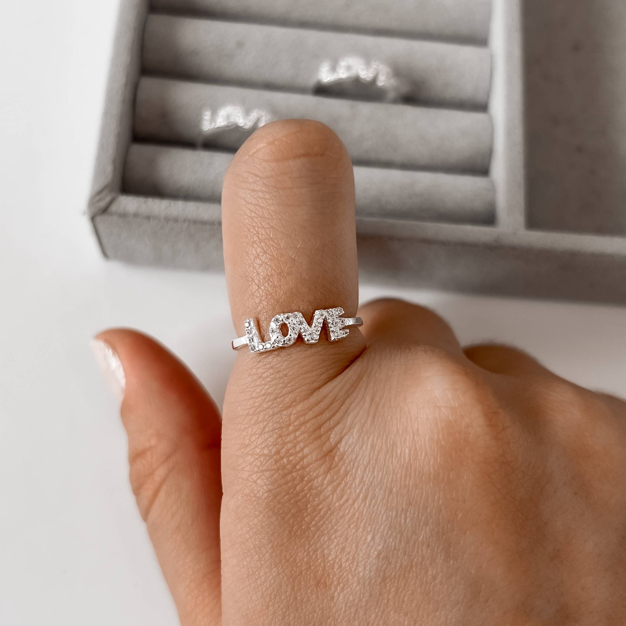 Imagem Secundária Anel escrito love cravejado