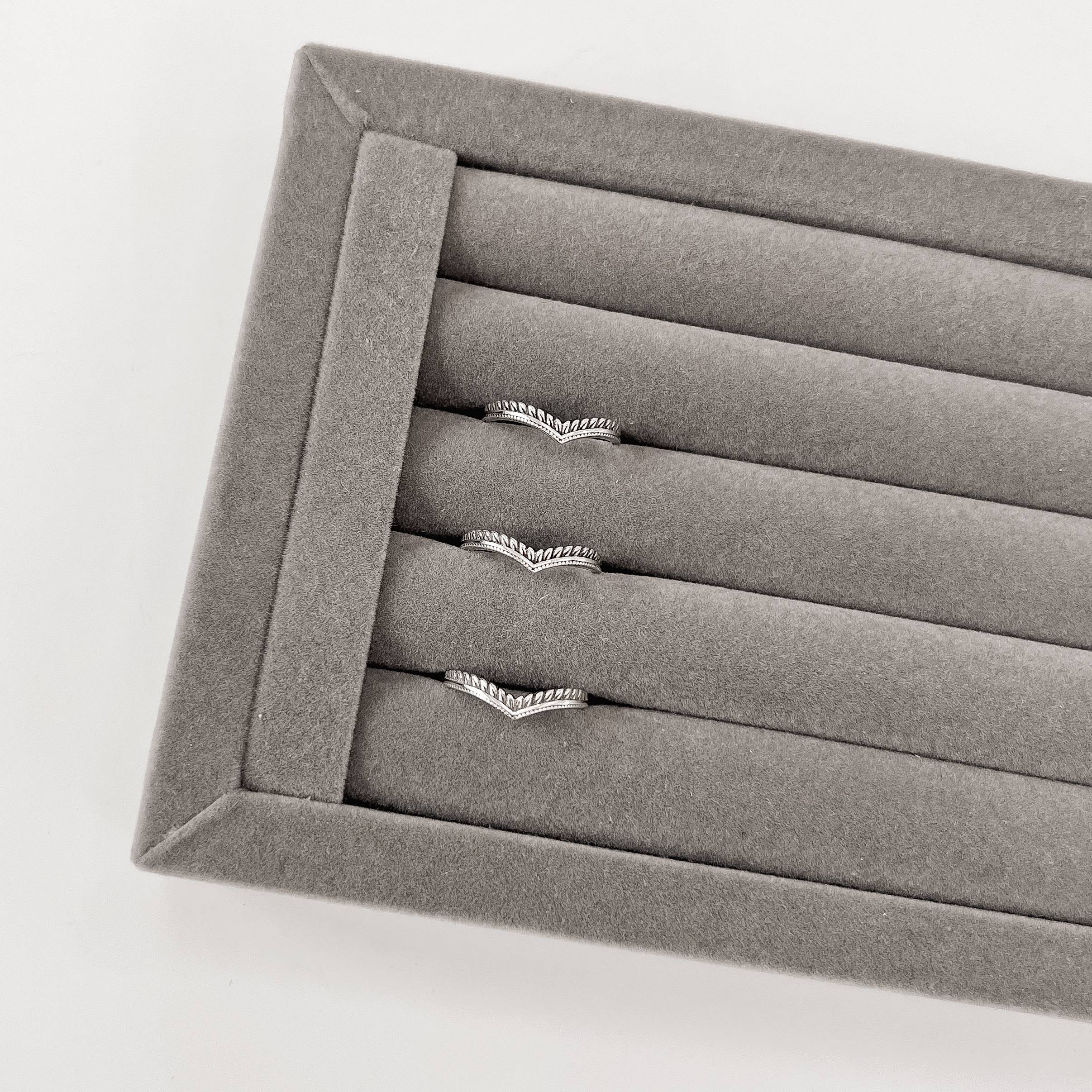 Imagem Anel V desenhado envelhecido