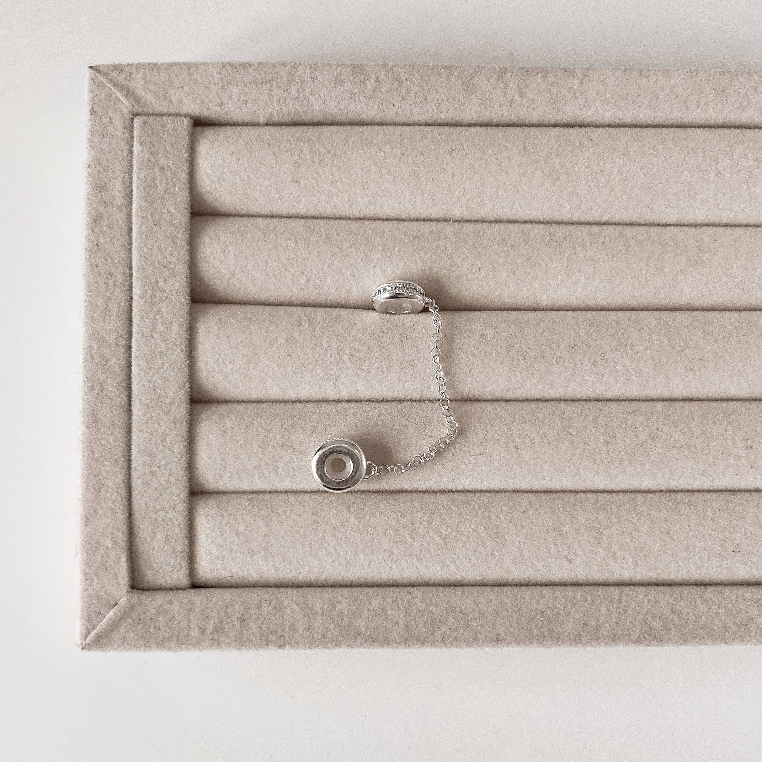 Berloque trava cravejada silicone