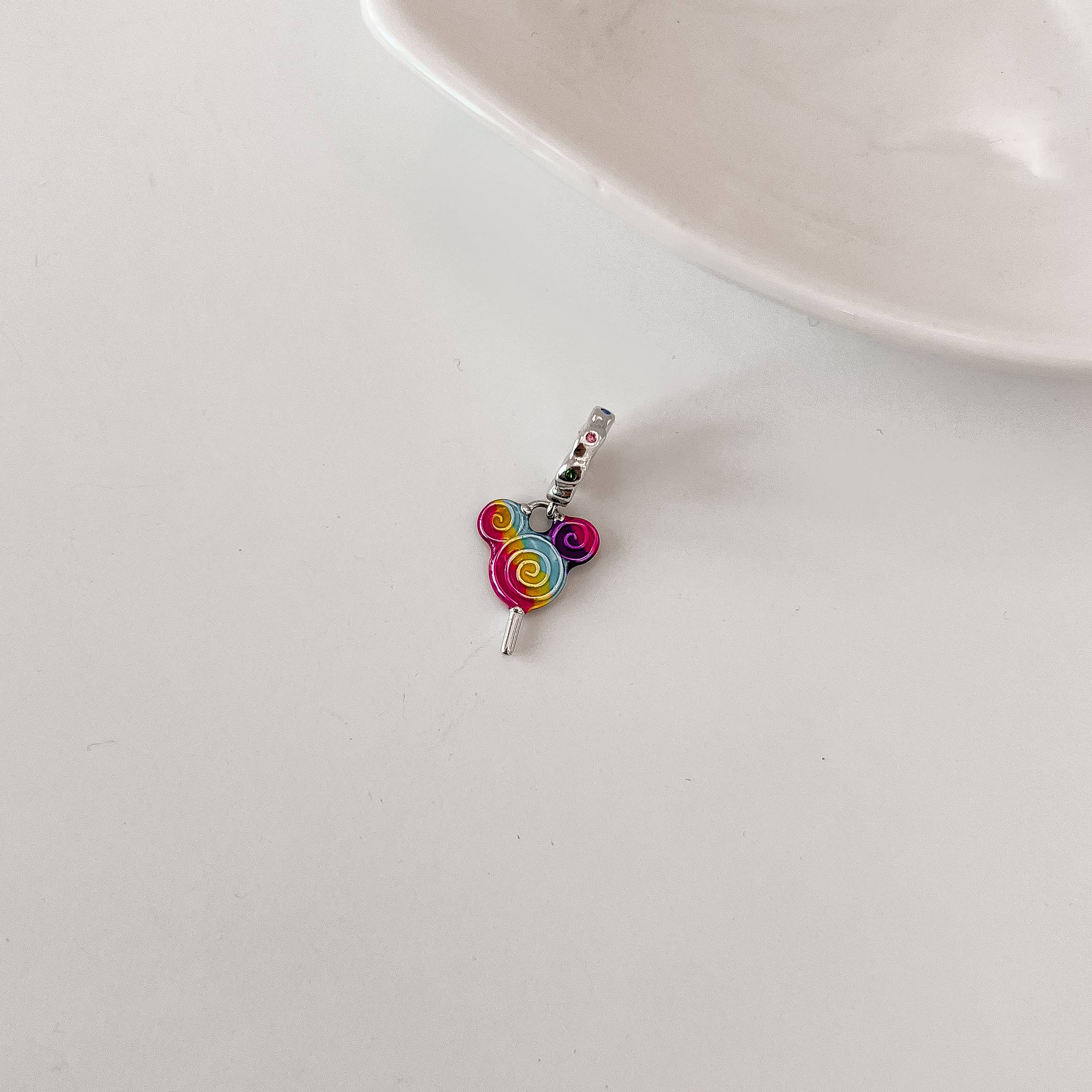 Berloque pingente pirulito Mickey resina 16mm elo cravejado envelhecido