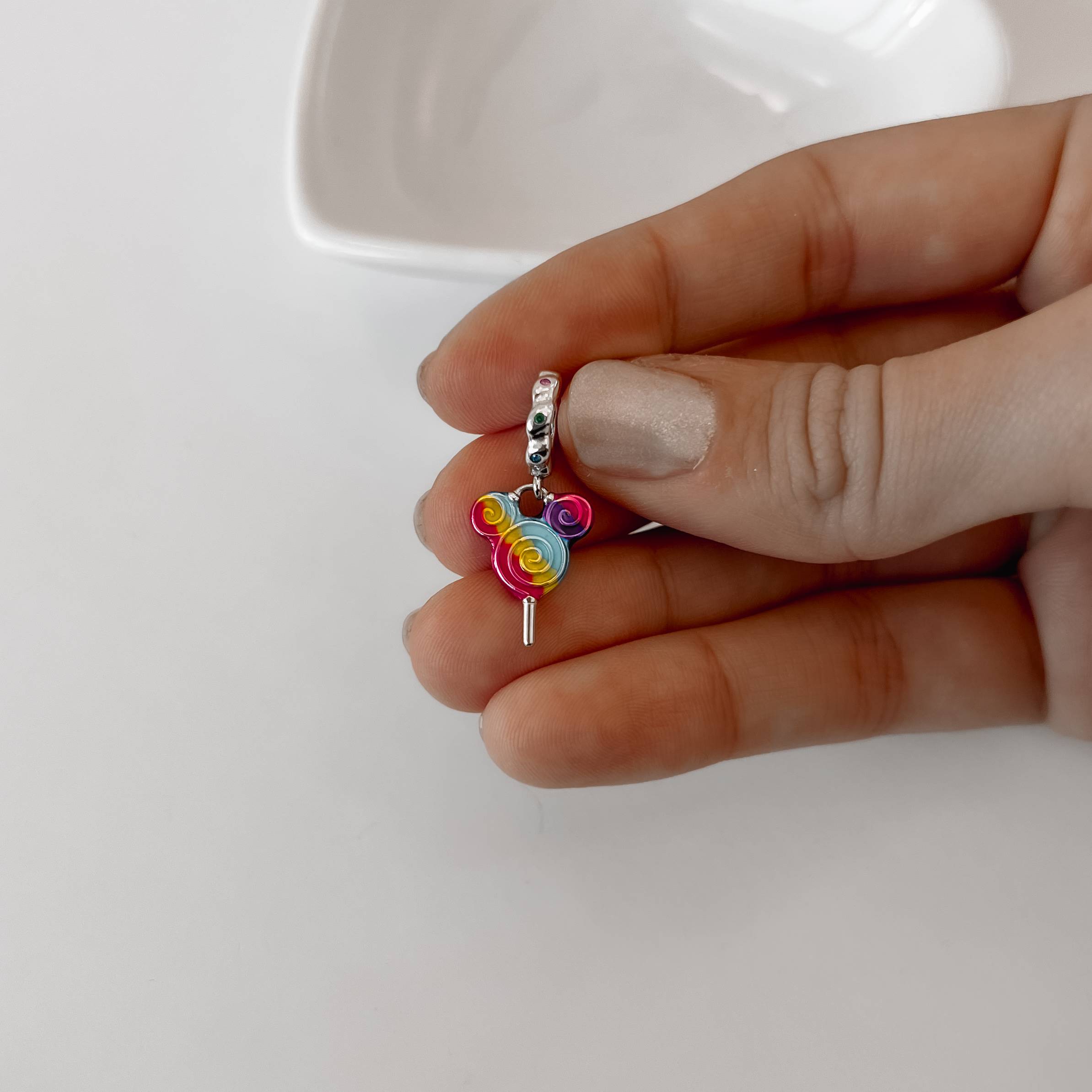 Berloque pingente pirulito Mickey resina 16mm elo cravejado envelhecido