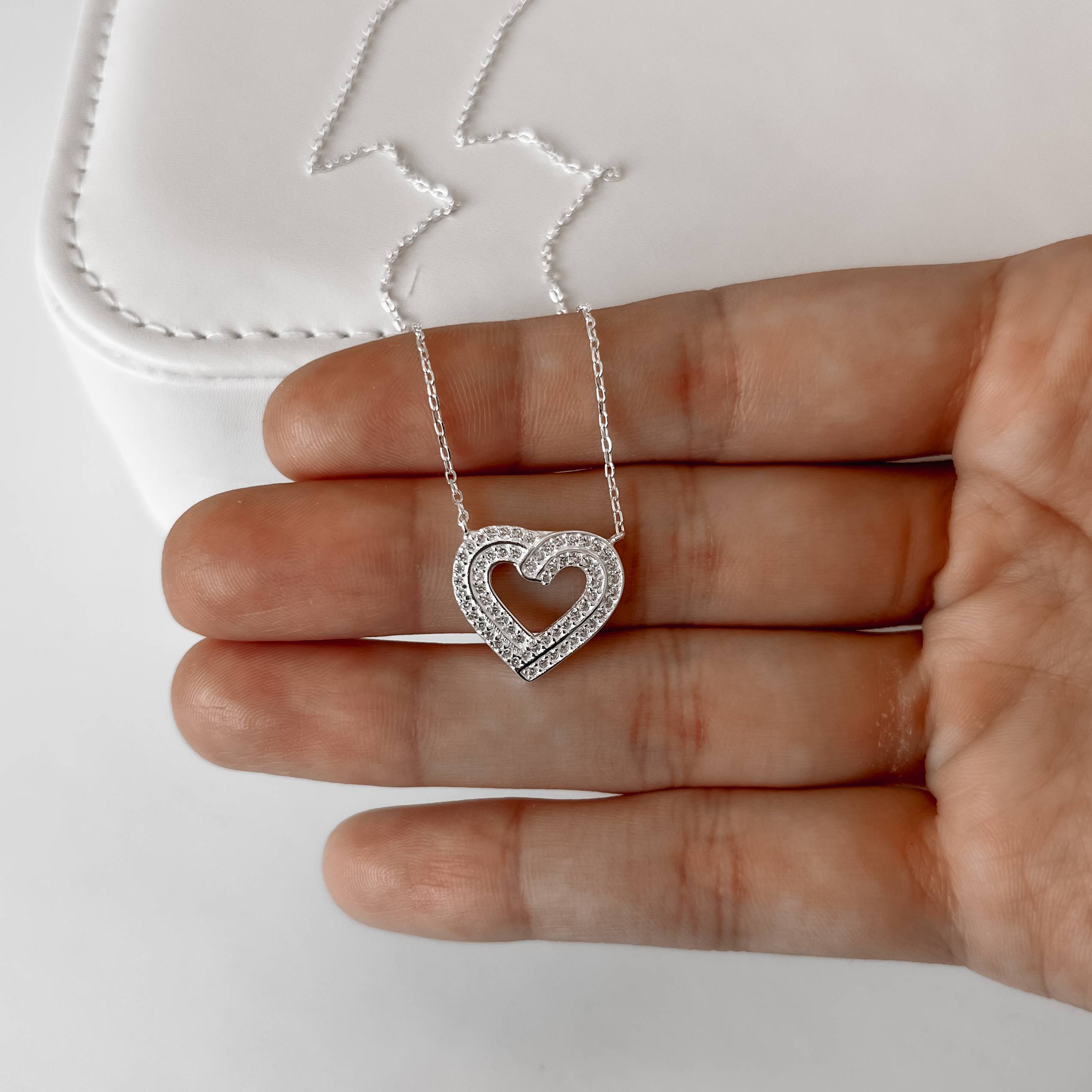 Imagem Secundária Colar entremeio coração vazado cravejado 17mm corrente cadeado 40+5cm