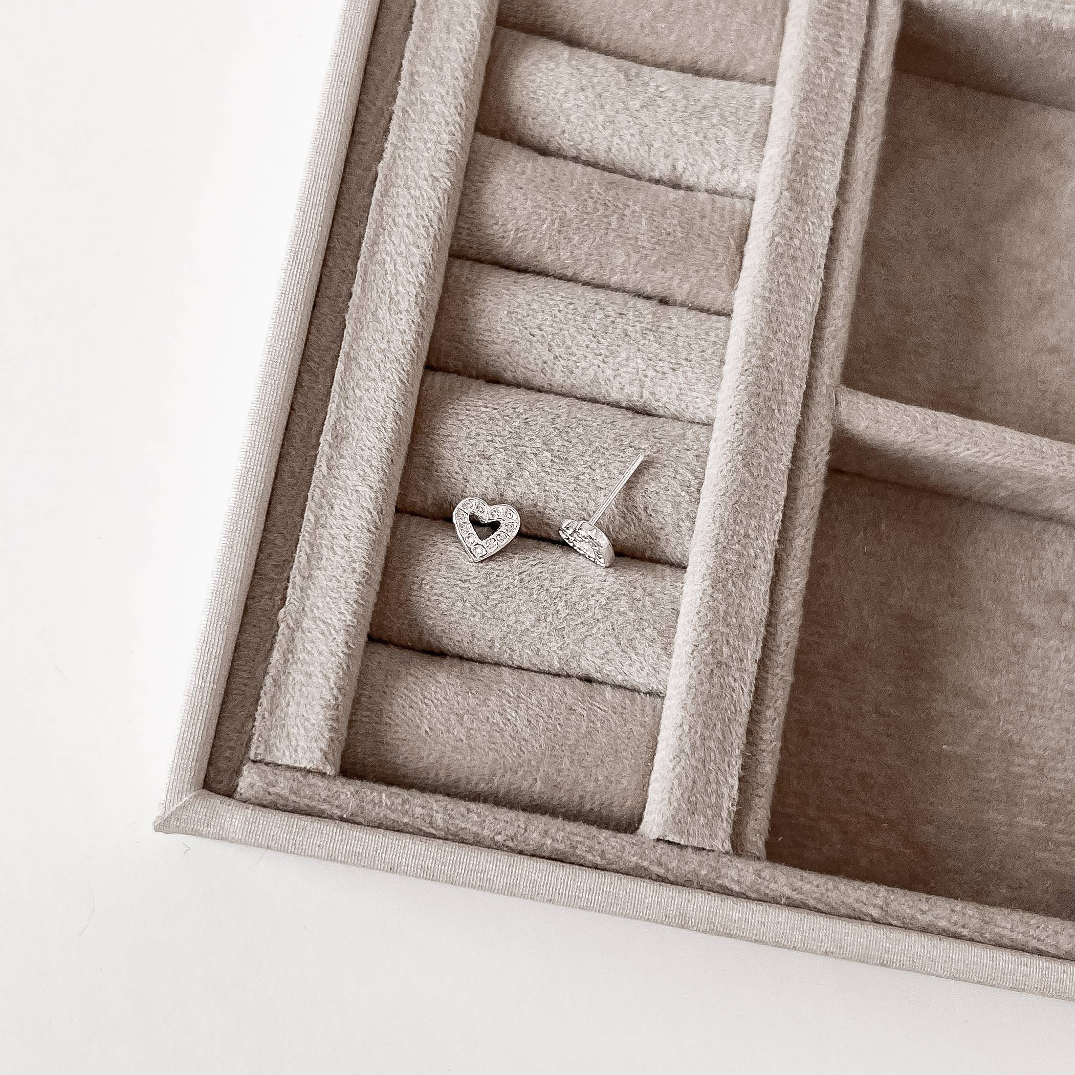 Imagem Secundária Brinco coração vazado cravejado 8mm