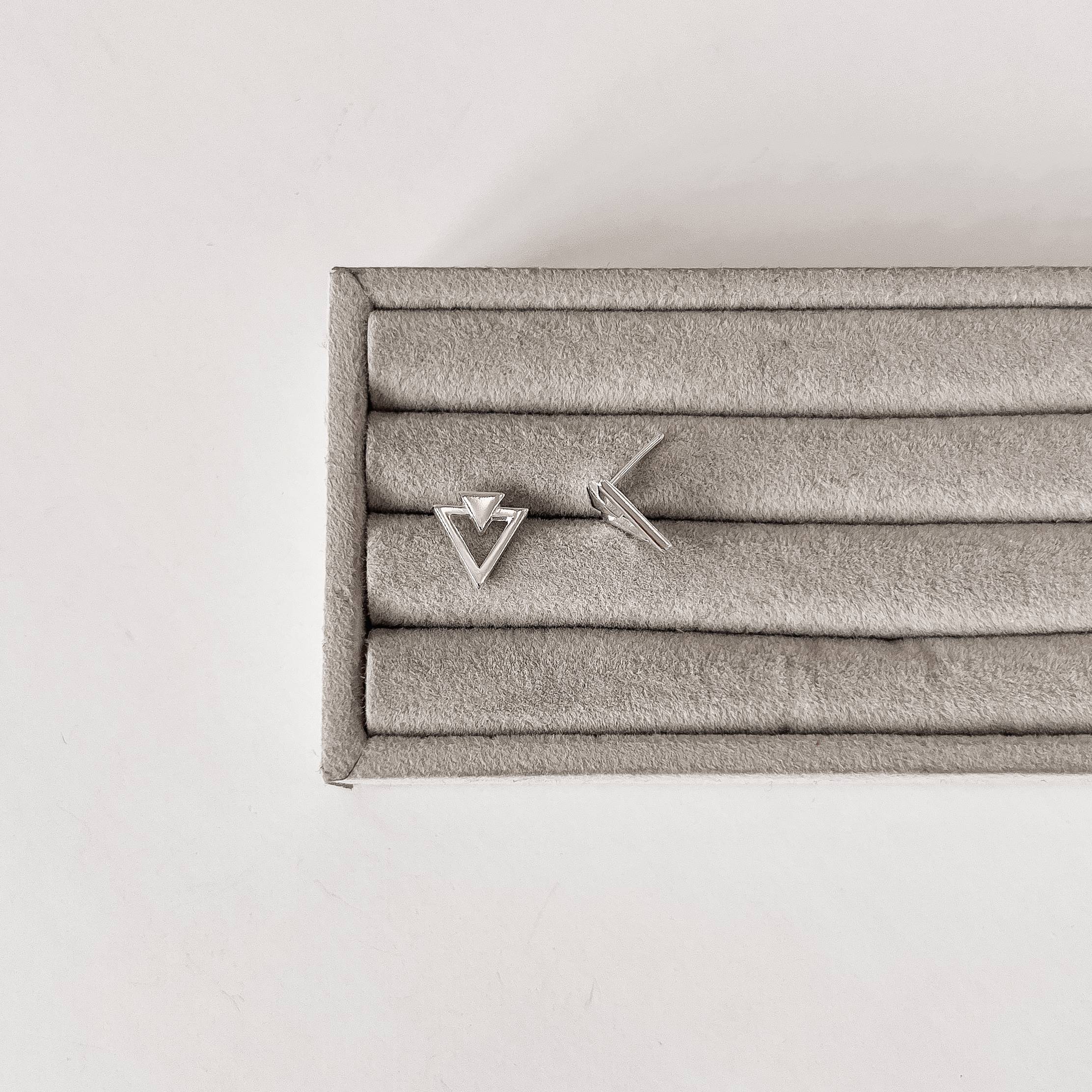 Brinco triângulo com triângulo vazado 11mm