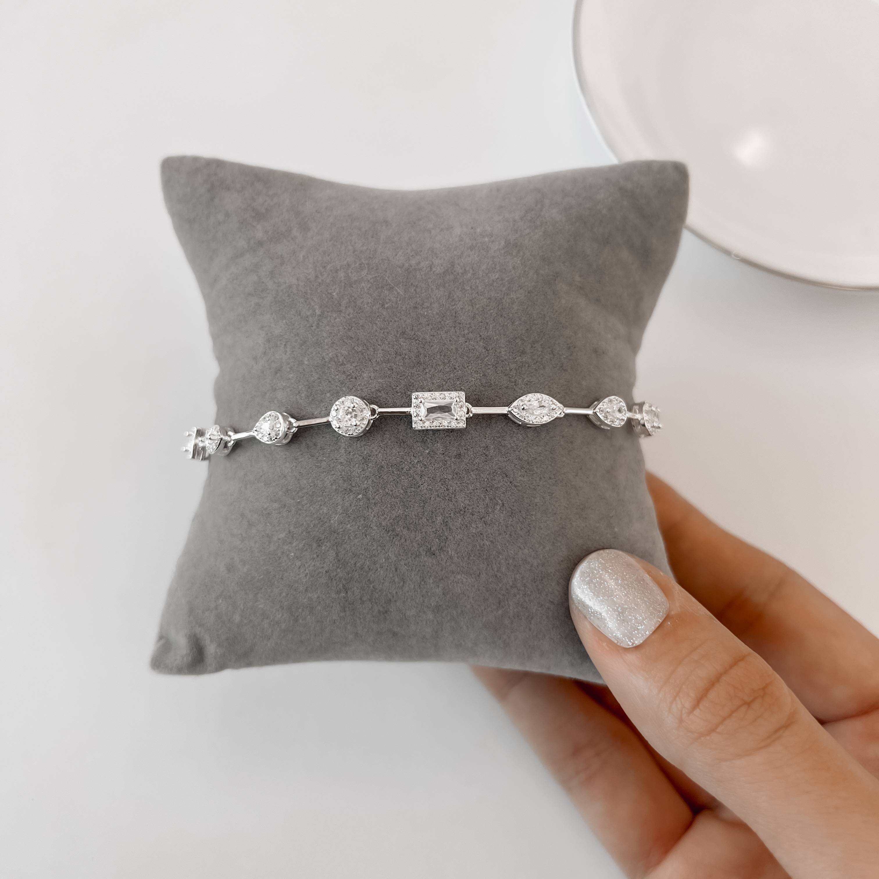 Pulseira entremeios zircônias gota, redonda, retangular e navete com cravejado 17cm com alongadora