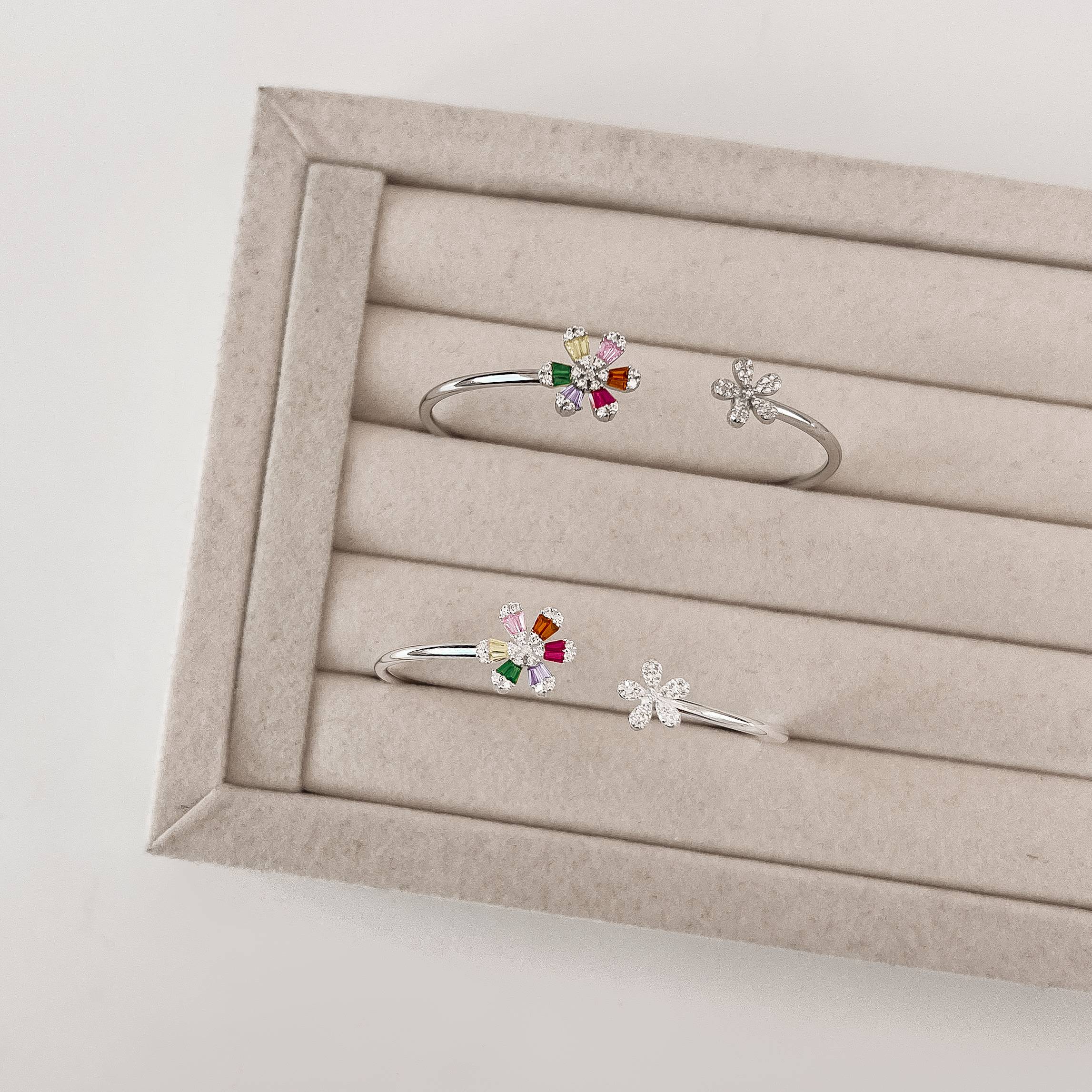 Bracelete 2 flores cravejadas cristal e colorida fio maleável ródio