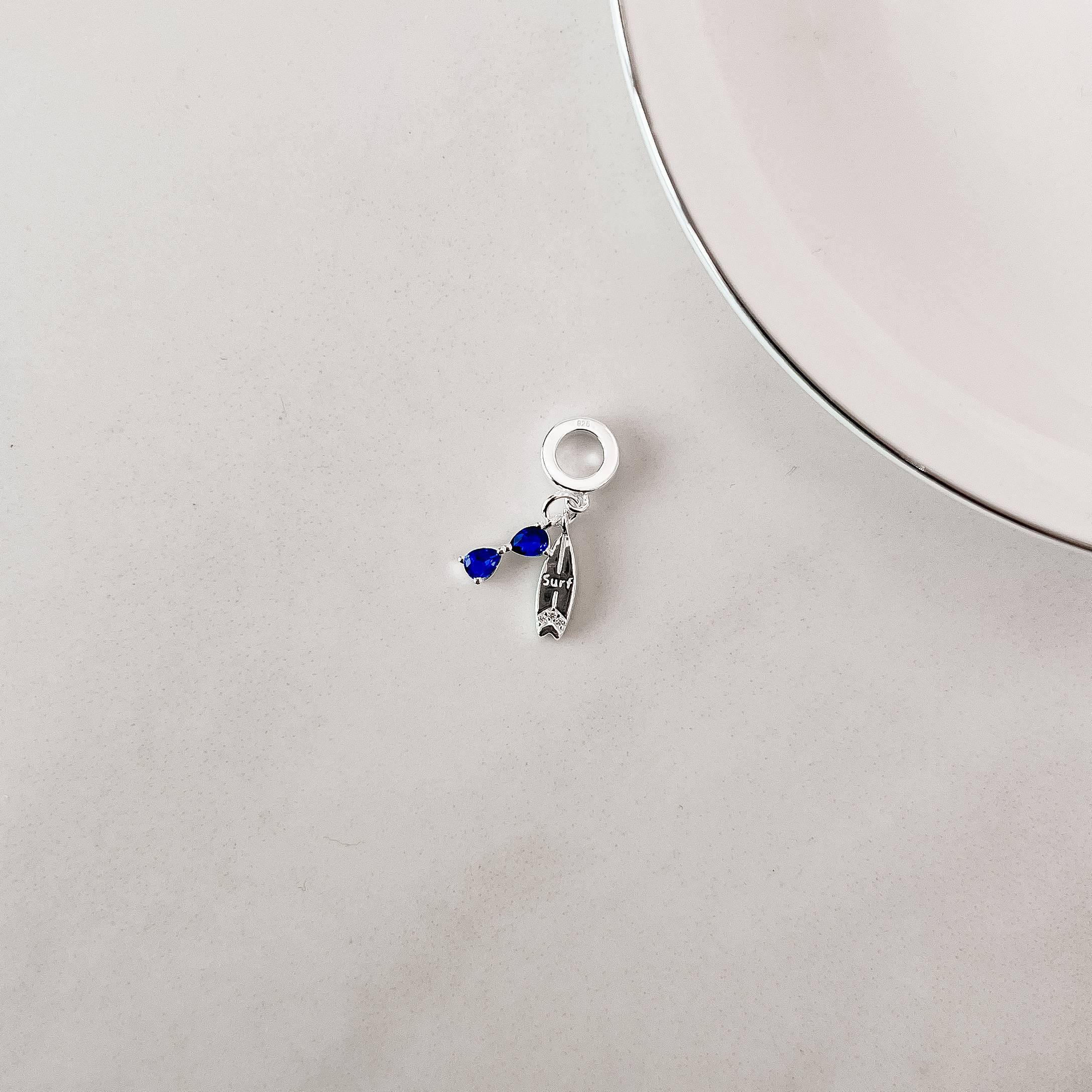 Berloque pingentes óculos e prancha de surf cravejados