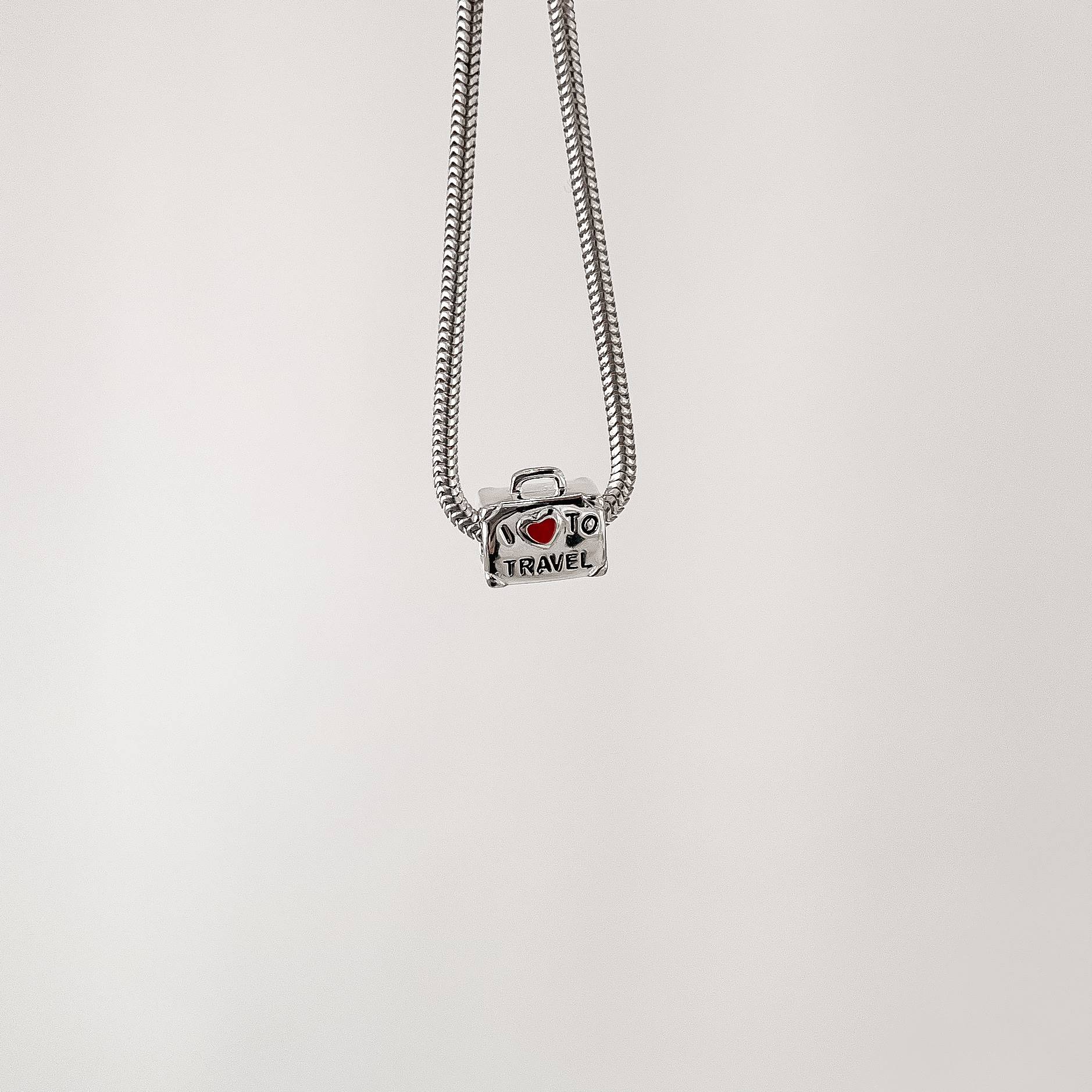 Berloque separador mala escrito I love to travel resina 11mm envelhecido