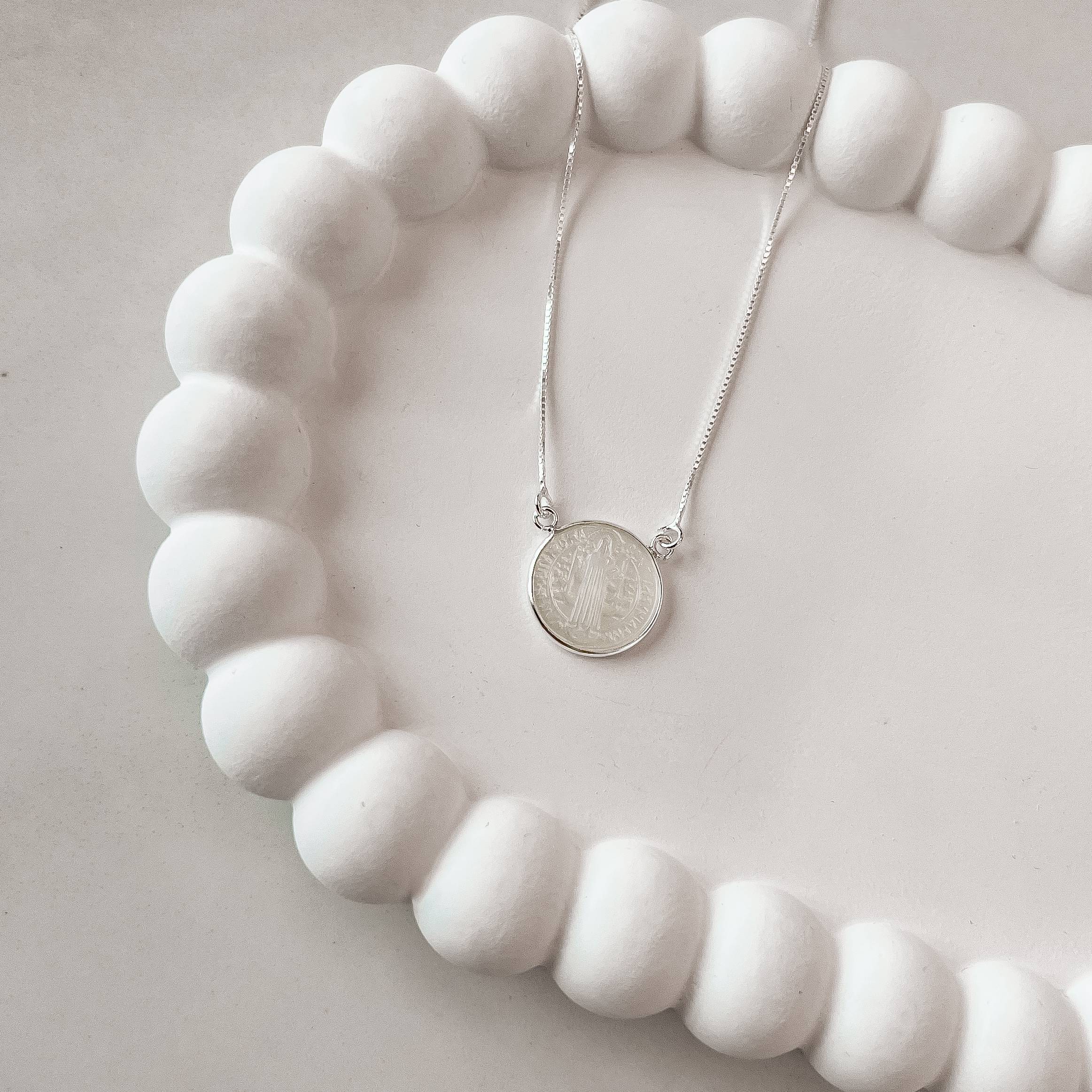 Imagem Colar entremeio medalha São Bento madrepérola 16mm 45cm