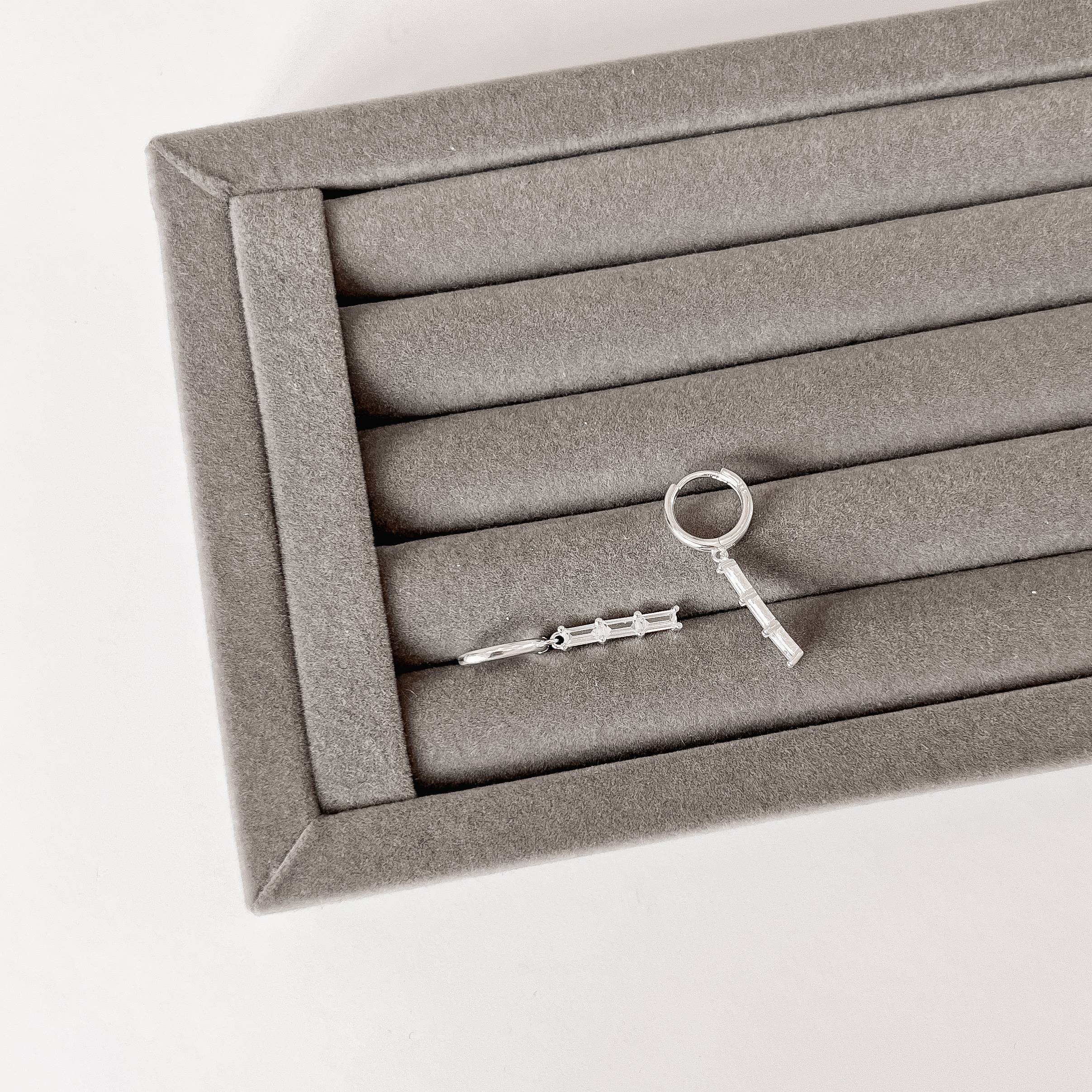 Imagem Secundária Argola click 12mm pingente zircônias retangulares