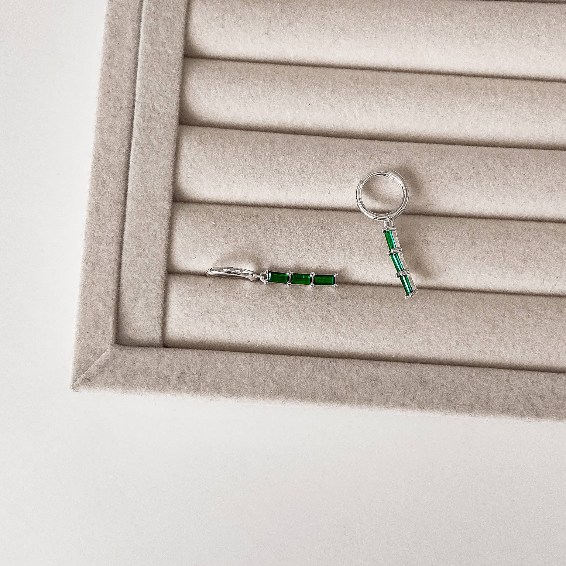 Imagem Secundária Argola click 12mm pingente zircônias retangulares esmeralda