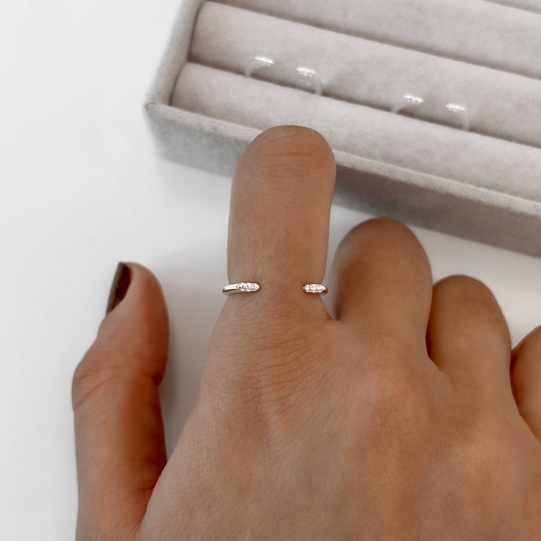 Imagem Anel 2 navetes cravejados regulável P