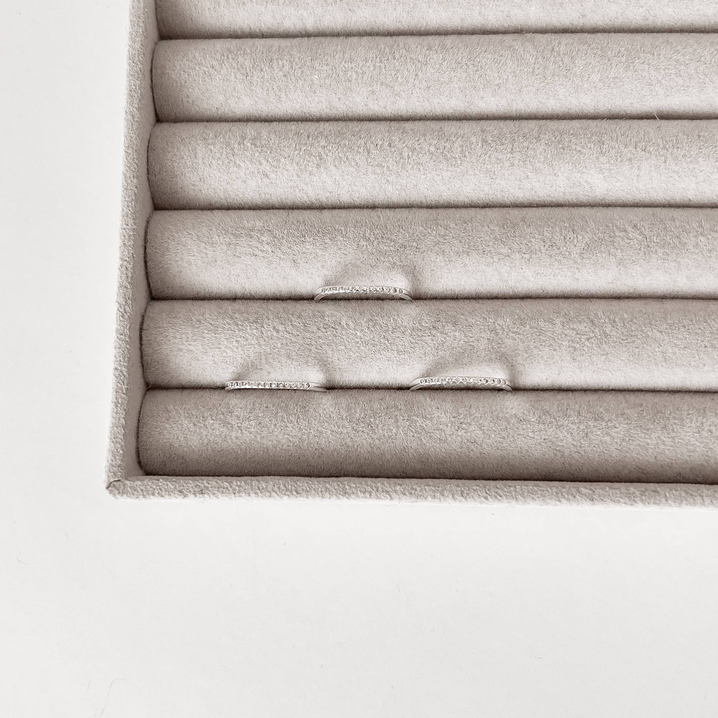 Imagem Anel fino detalhe reto cravejado