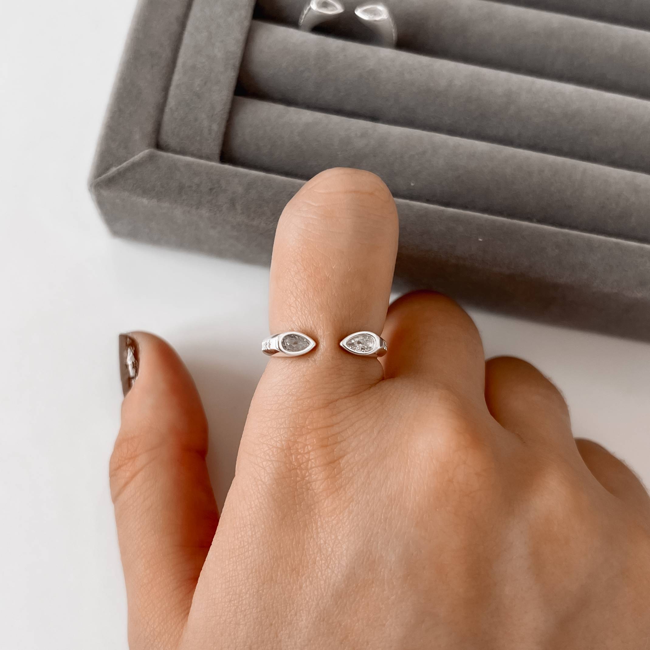 Imagem Anel 2 zircônias gota com cravejado lateral regulável P