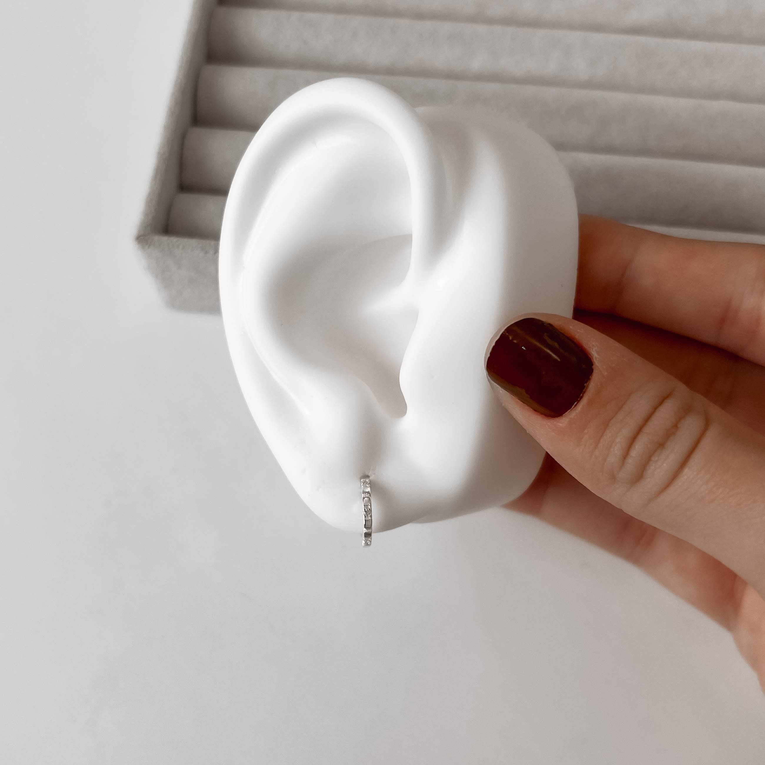 Imagem Secundária Brinco meia argola detalhe cravejado 11mm tarraxa