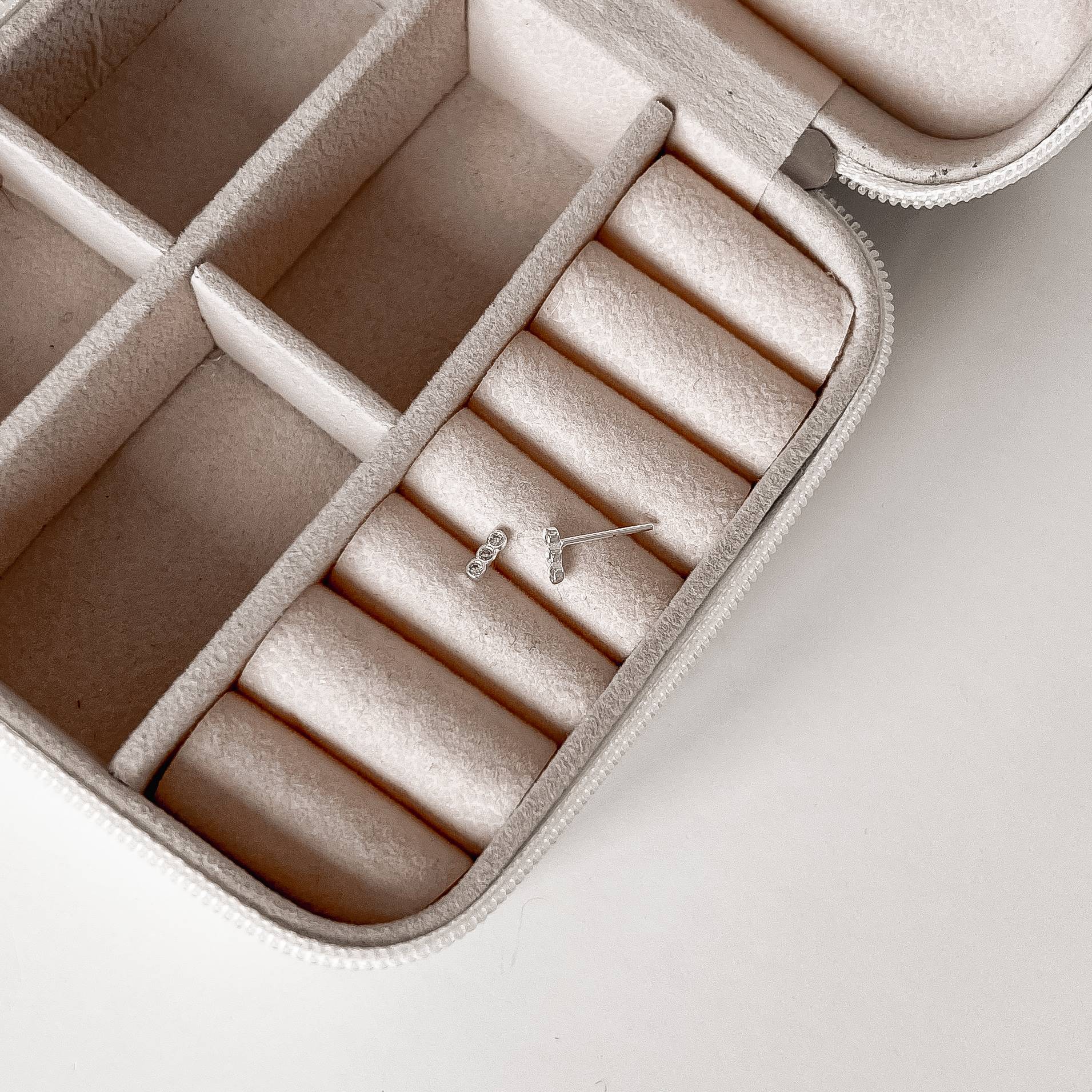 Imagem Secundária Brinco 3 zircônias embutidas 6mm 