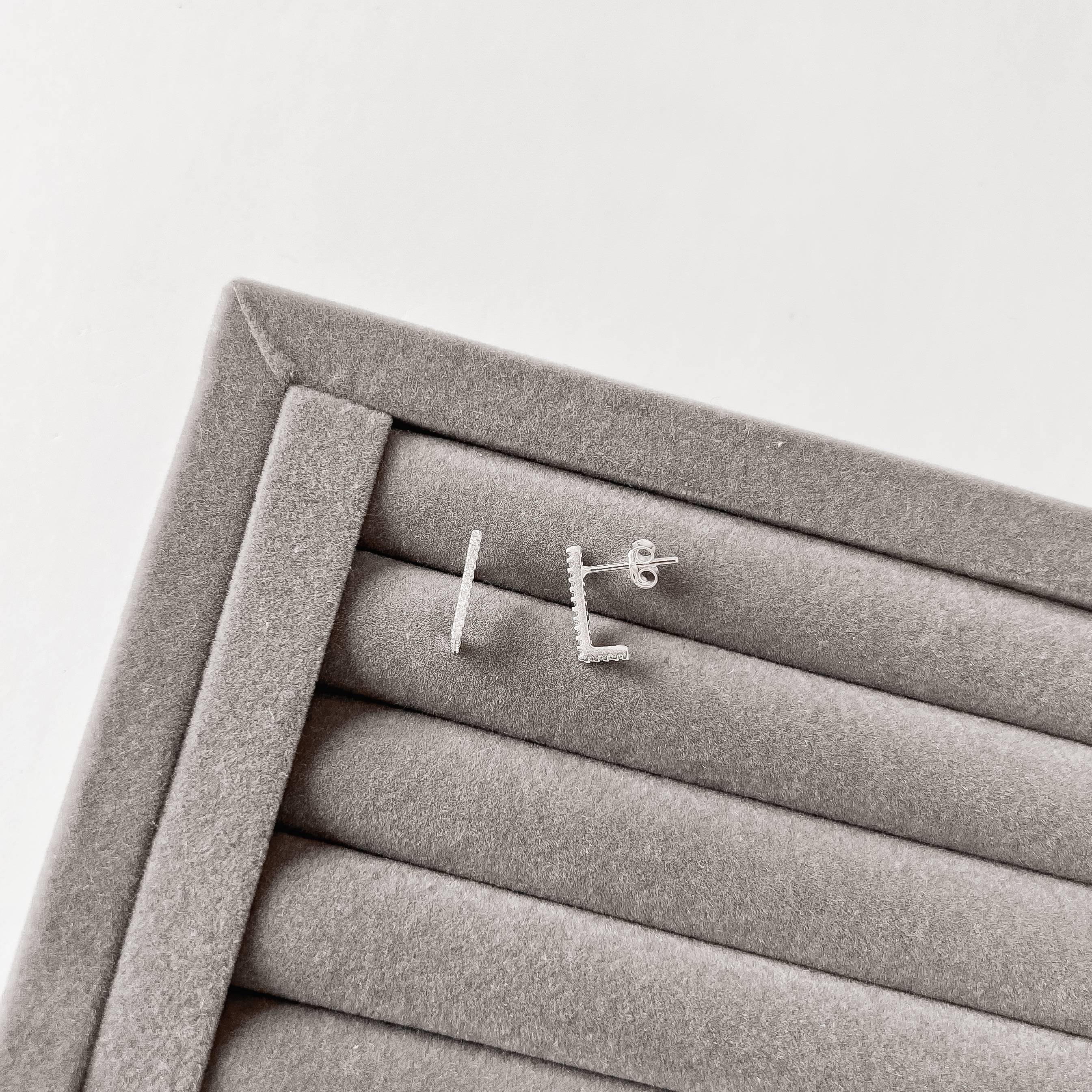 Brinco palito curvado cravejado 14mm