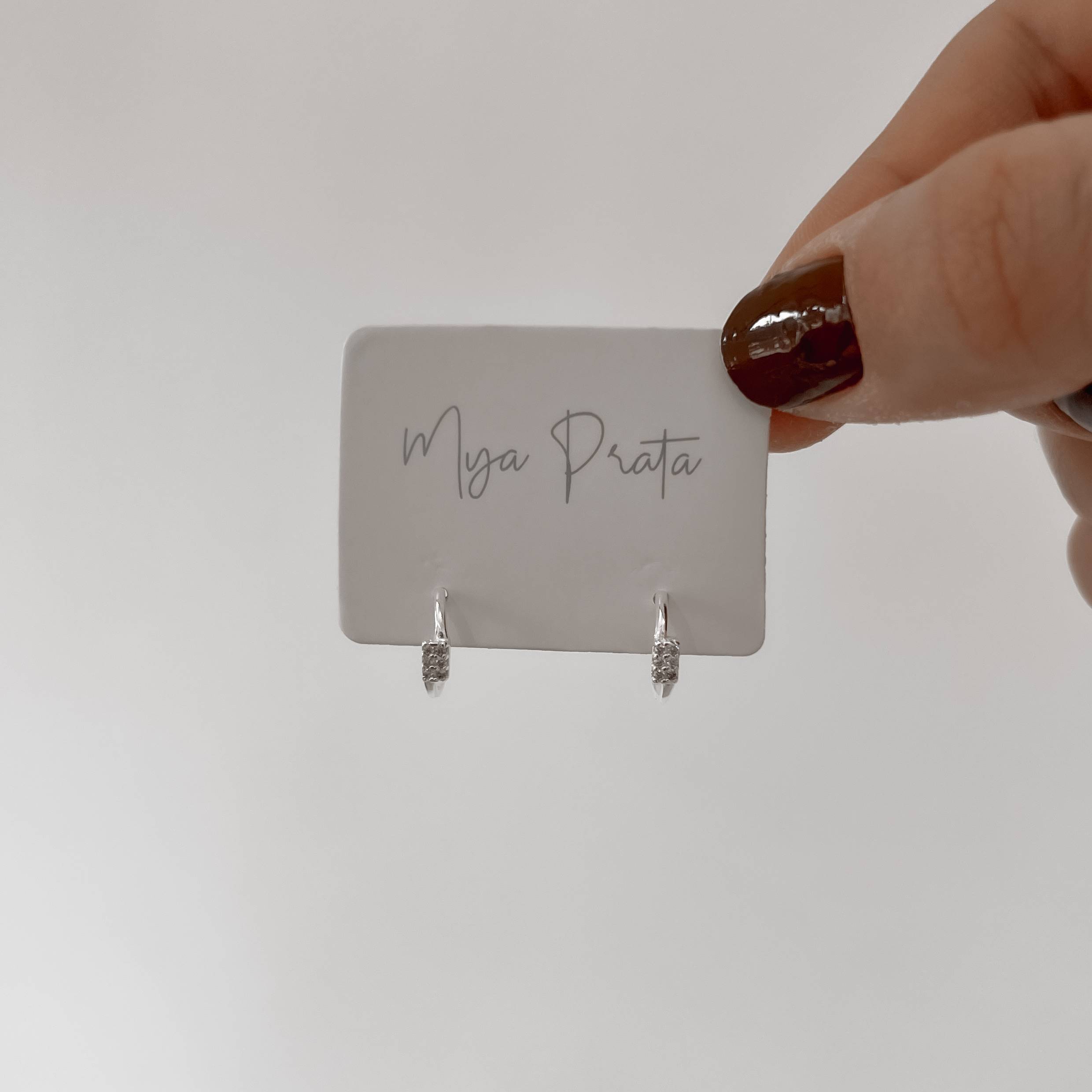 Imagem Secundária Brinco meia argola detalhe retângulo cravejado 11mm tarraxa