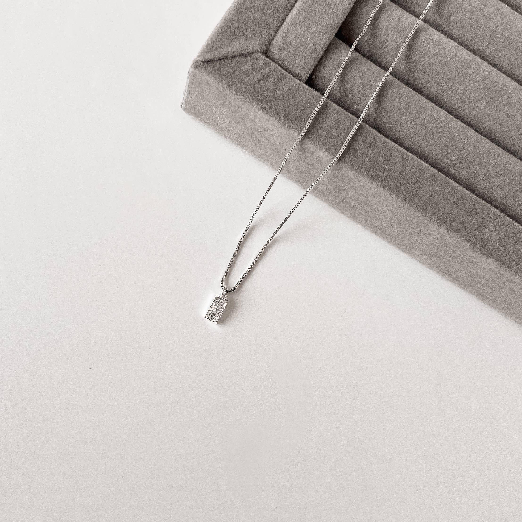 Colar pingente retângulo cravejado 6mm 40cm