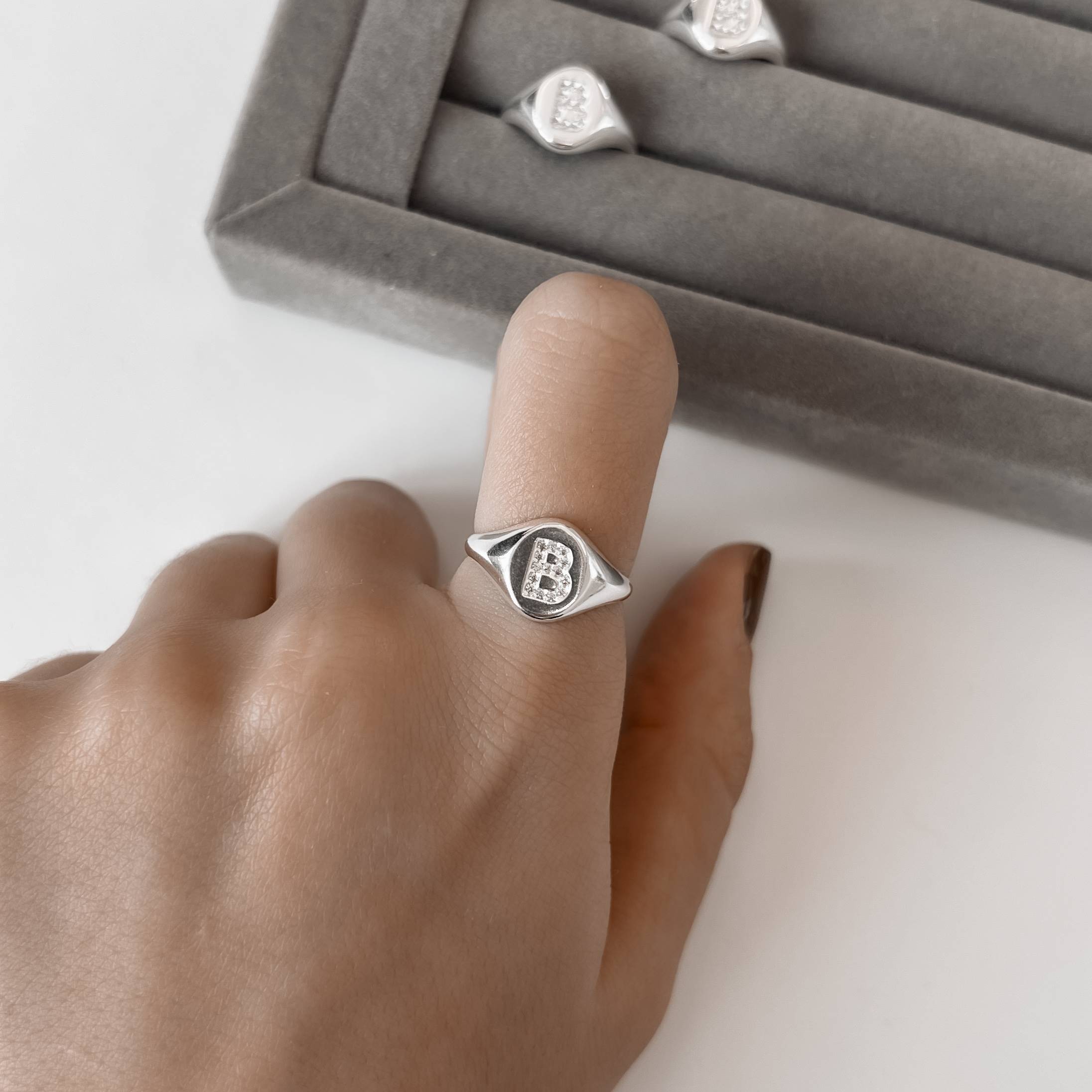 Imagem Anel oval letra B cravejada regulável P