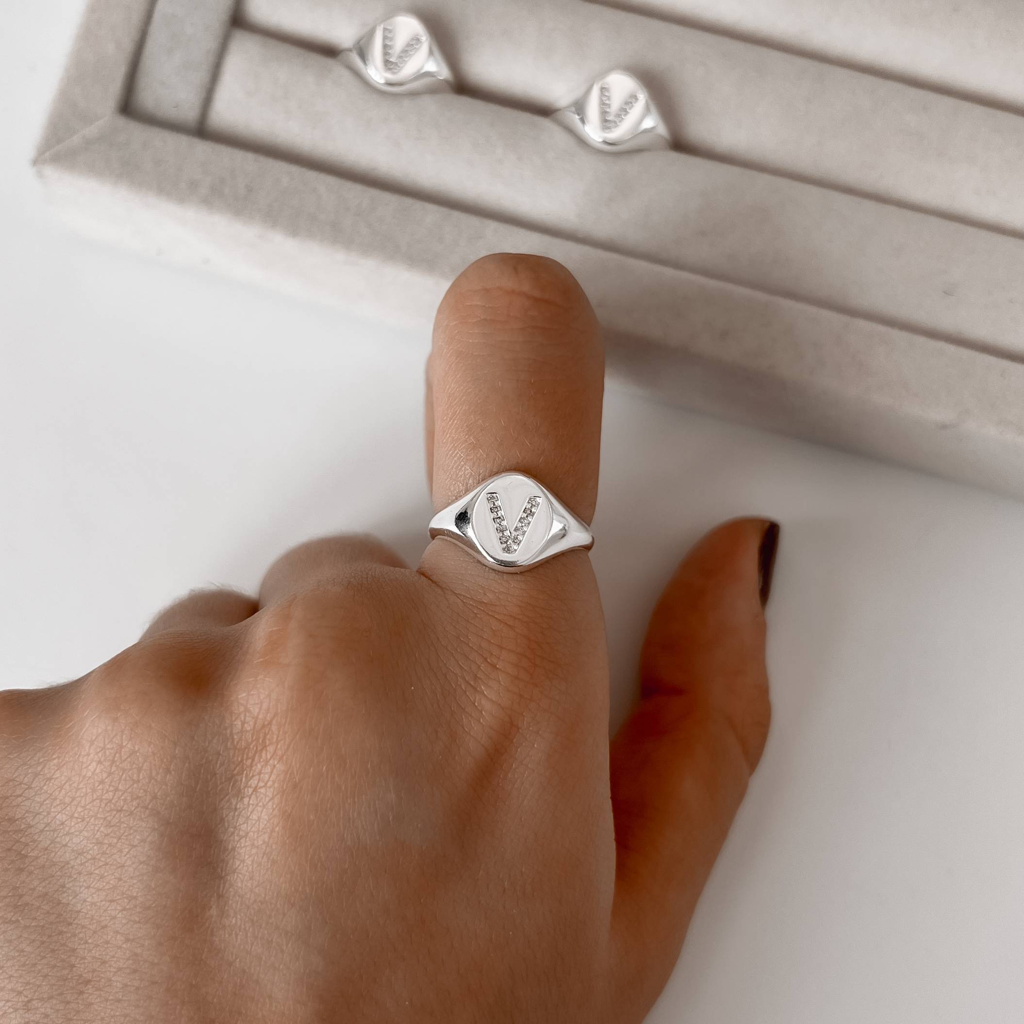 Imagem Anel oval letra V cravejada regulável P