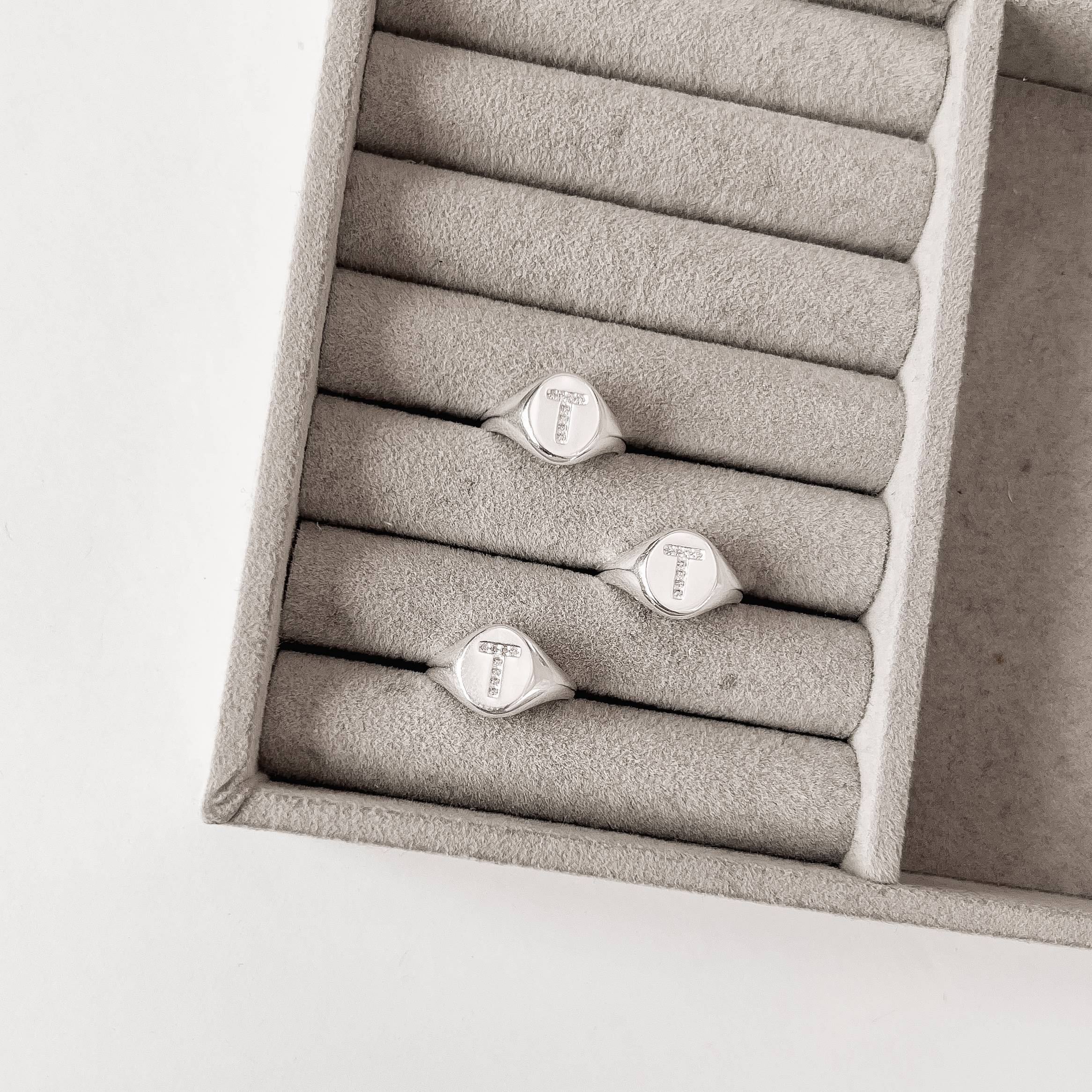 Imagem Anel oval letra T cravejada regulável G