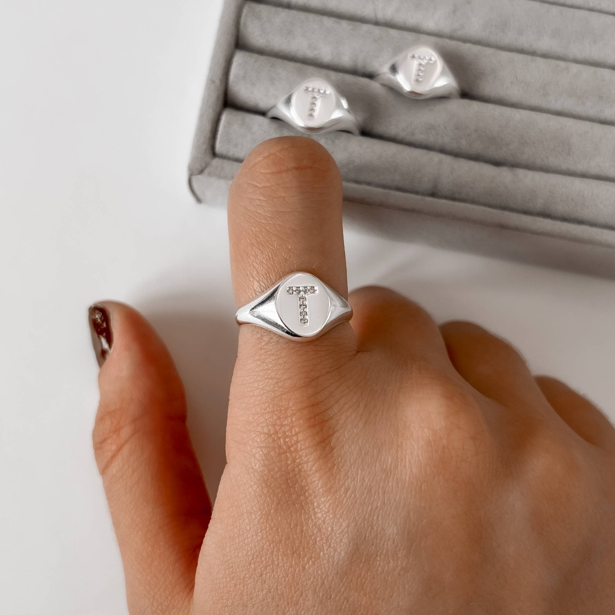 Imagem Anel oval letra T cravejada regulável P