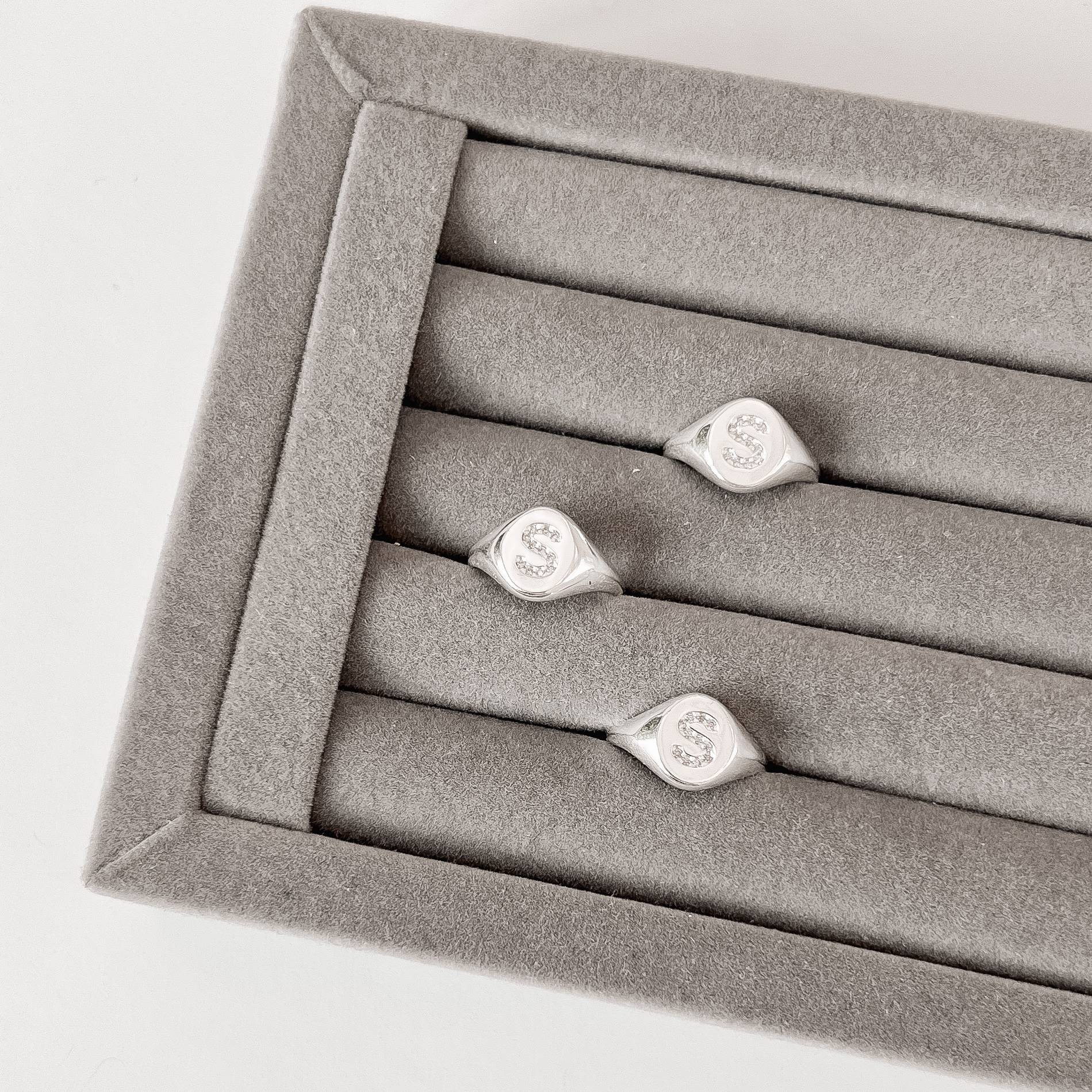 Imagem Anel oval letra S cravejada regulável P