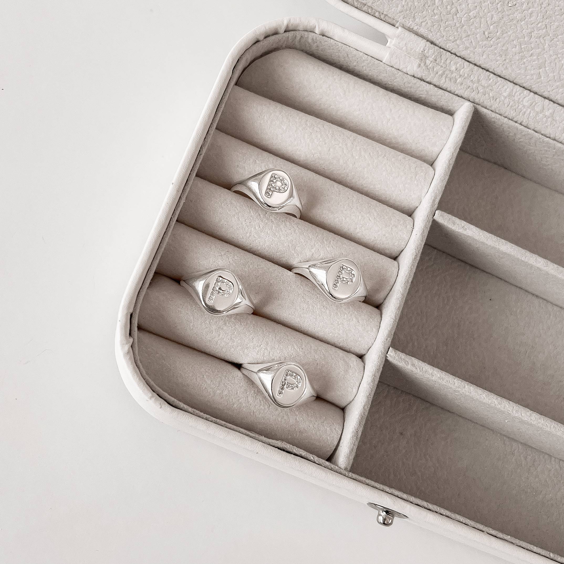 Imagem Anel oval letra P cravejada regulável G