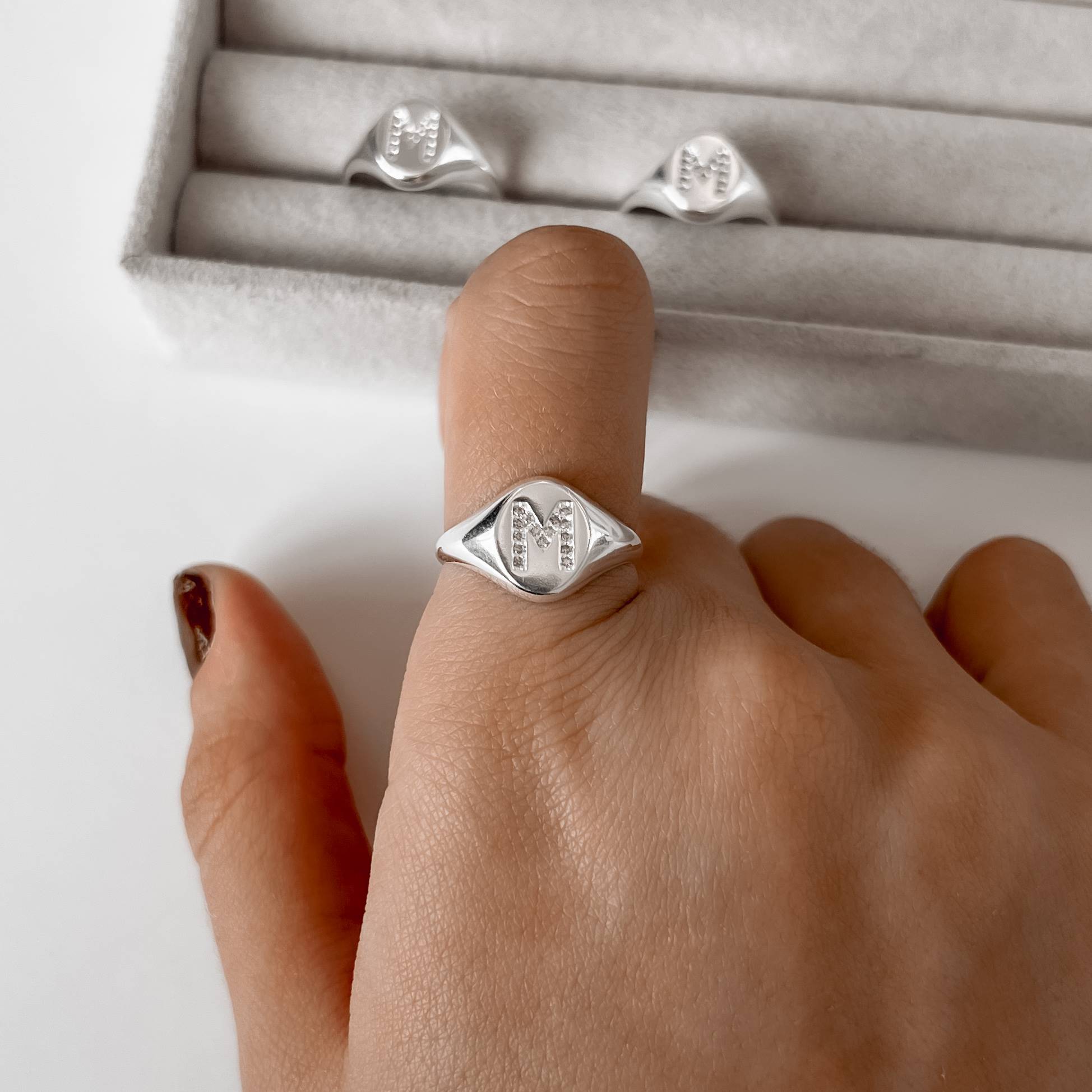 Imagem Anel oval letra M cravejada regulável G