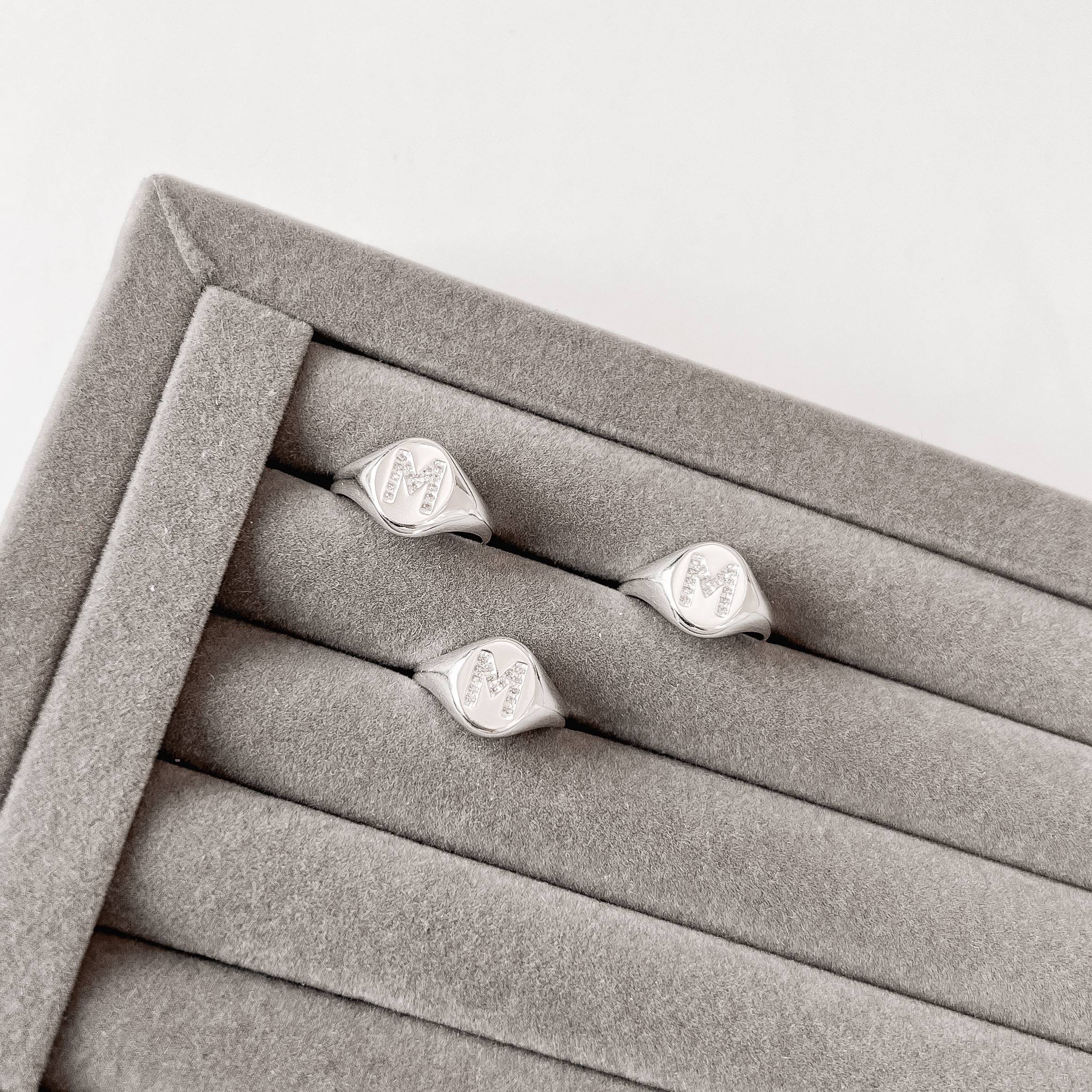 Imagem Anel oval letra M cravejada regulável P