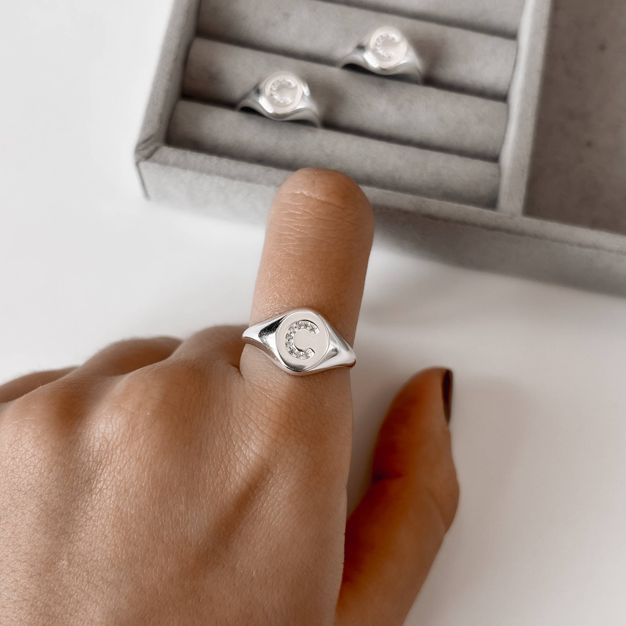 Imagem Anel oval letra C cravejada regulável G