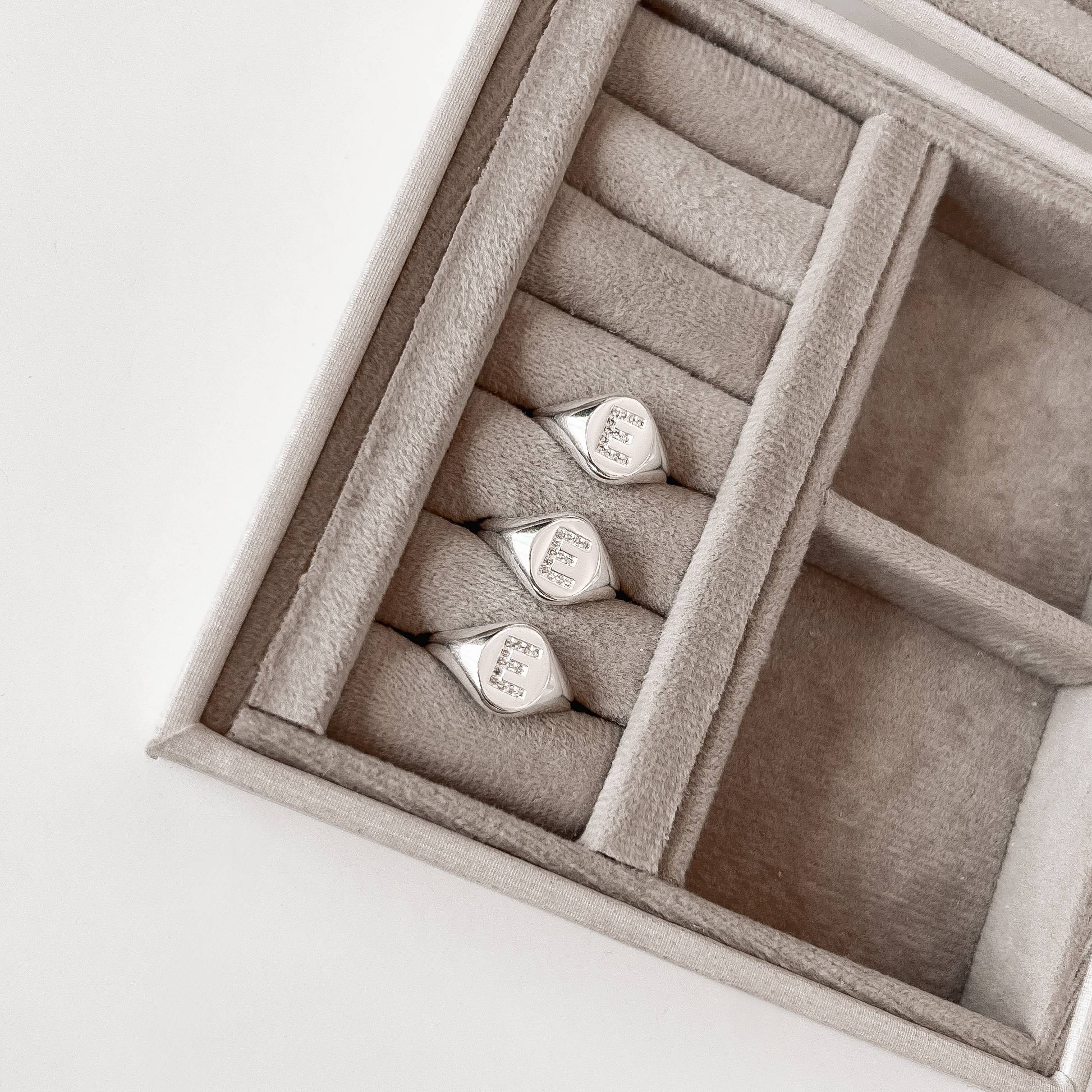 Imagem Anel oval letra E cravejada regulável G