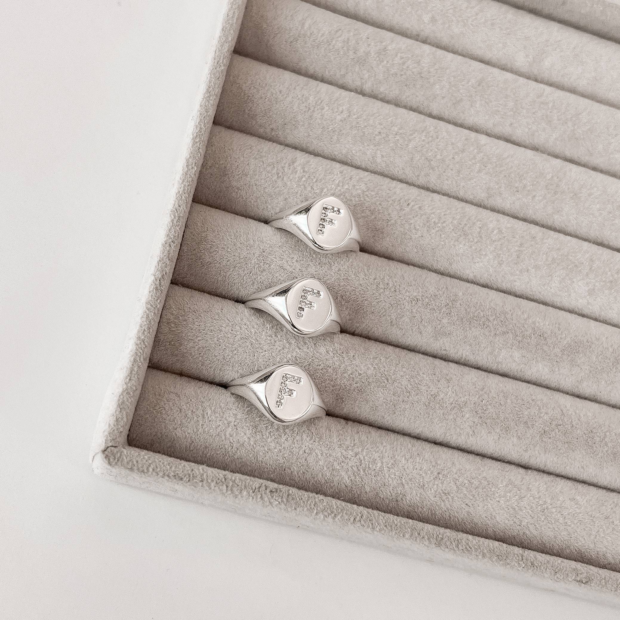 Imagem Anel oval letra F cravejada regulável G