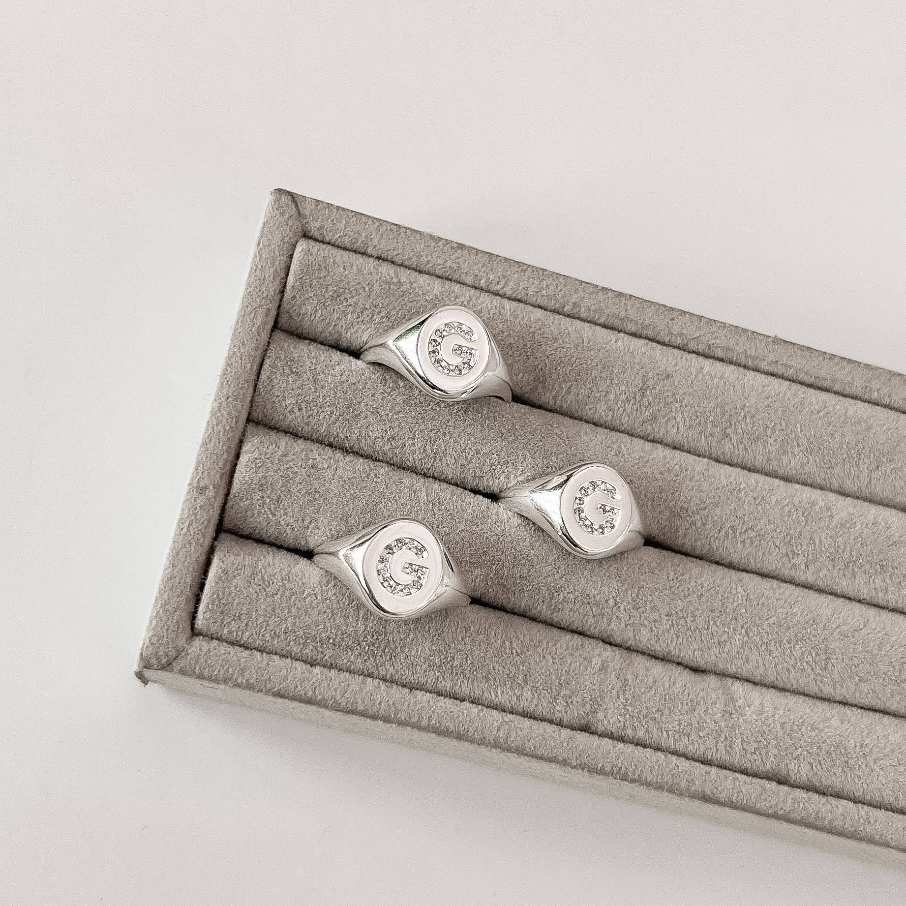 Imagem Anel oval letra G cravejada regulável P