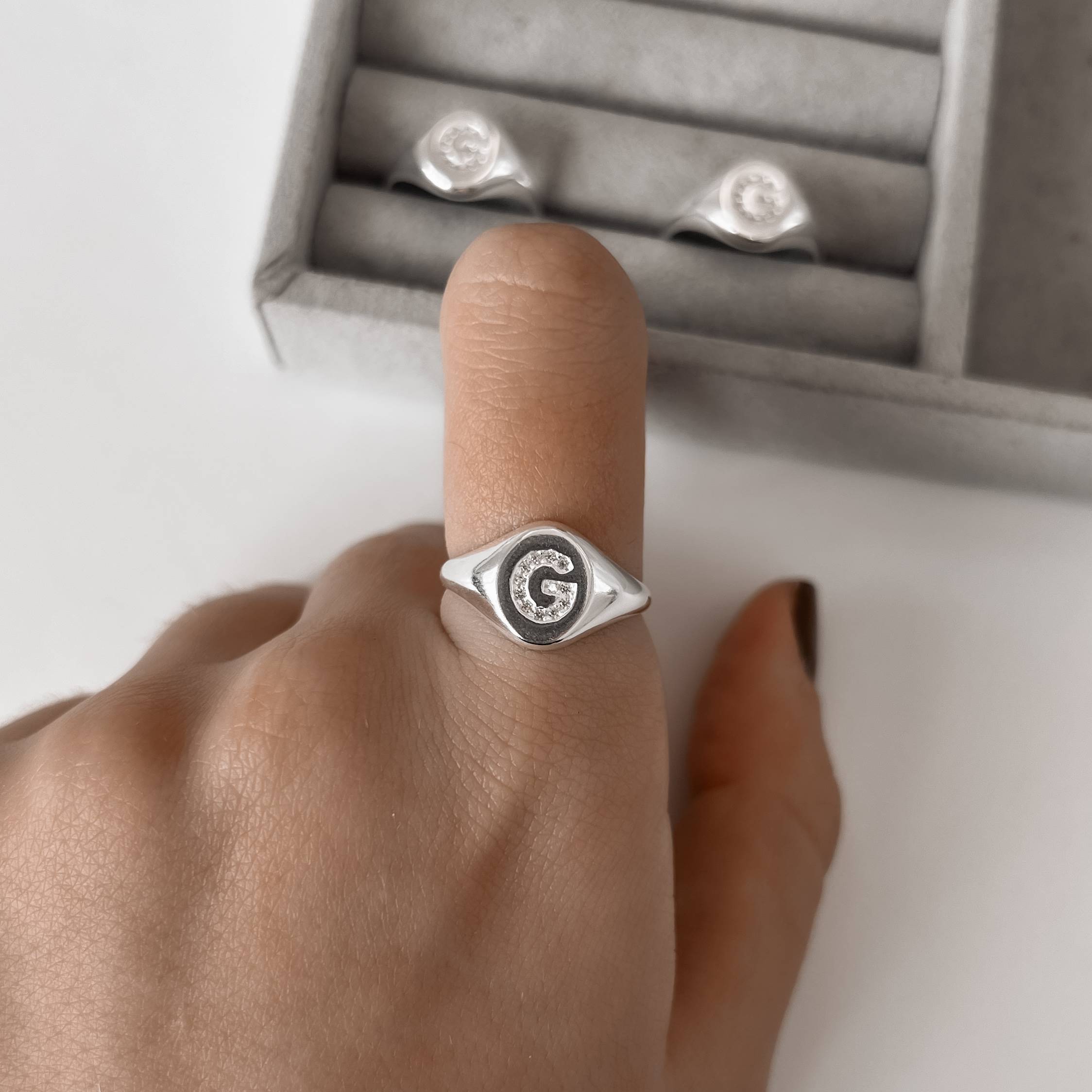 Imagem Anel oval letra G cravejada regulável G