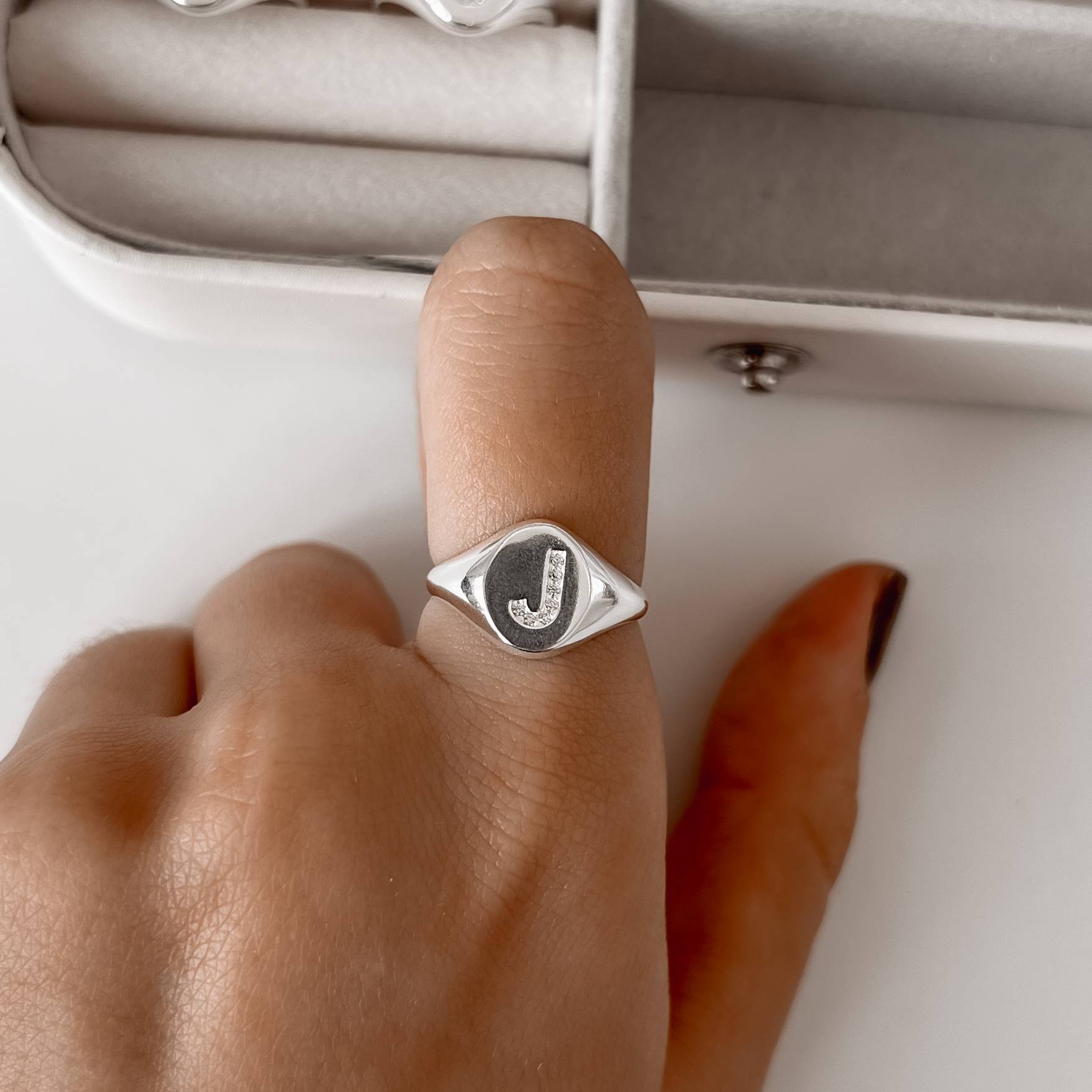 Imagem Anel oval letra J cravejada regulável G