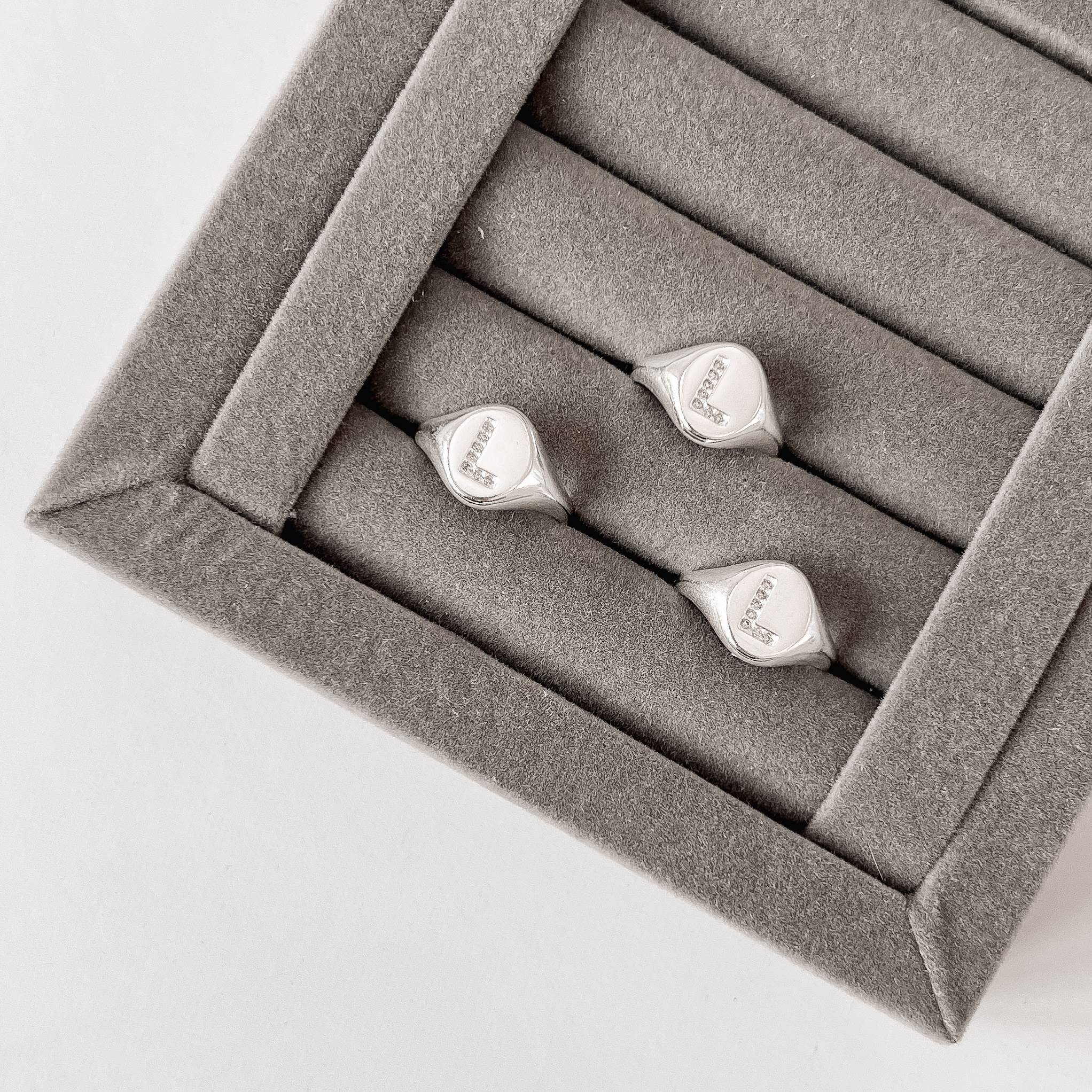 Imagem Anel oval letra L cravejada regulável P