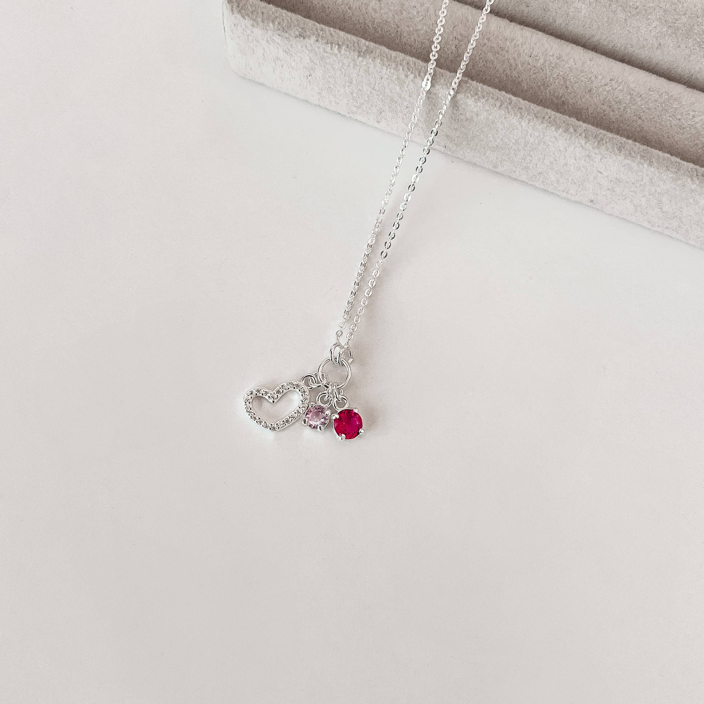 Colar entremeio círculo pingentes coração de lado vazado cravejado, zircônias rosa e cereja corrente cadeadinho 40+5cm