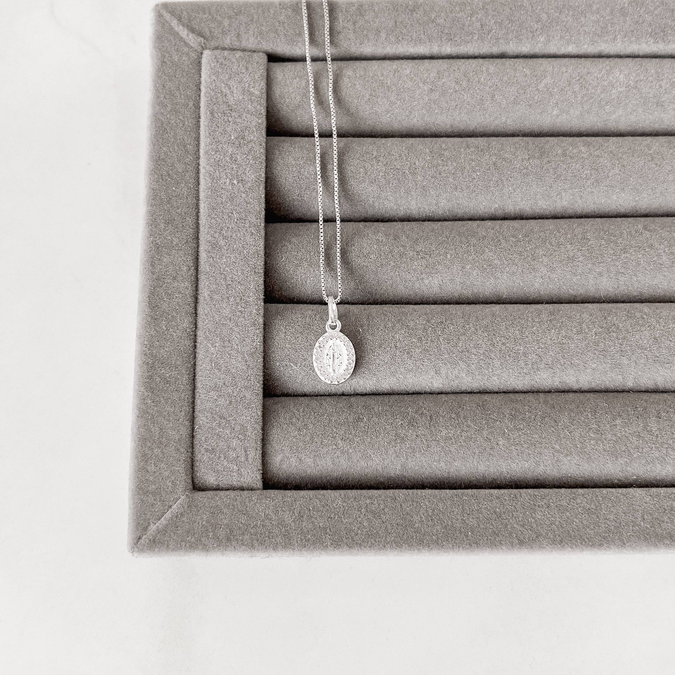 Colar pingente medalha Nsa. Sra. das Graças cravejada 10mm 40cm